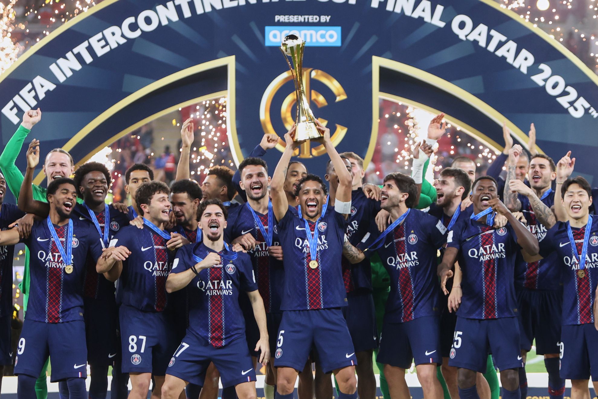 Marquinhos levanta la Intercontinental del PSG el año pasado