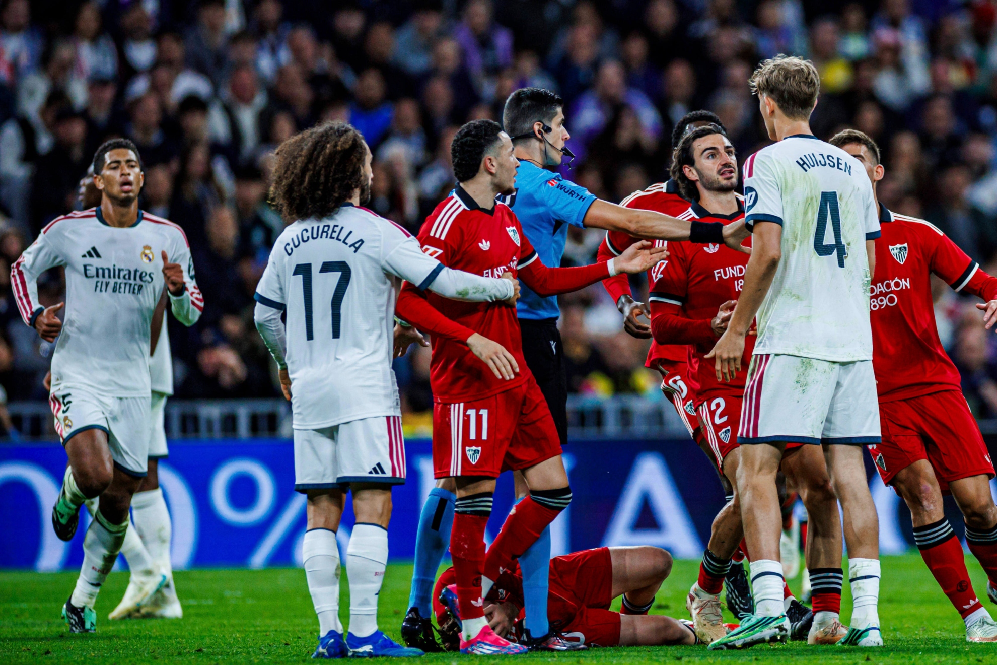 El colegiado Busquets Ferrer media en la tángana entre jugadores del Madrid y del Sevilla. IMAGO