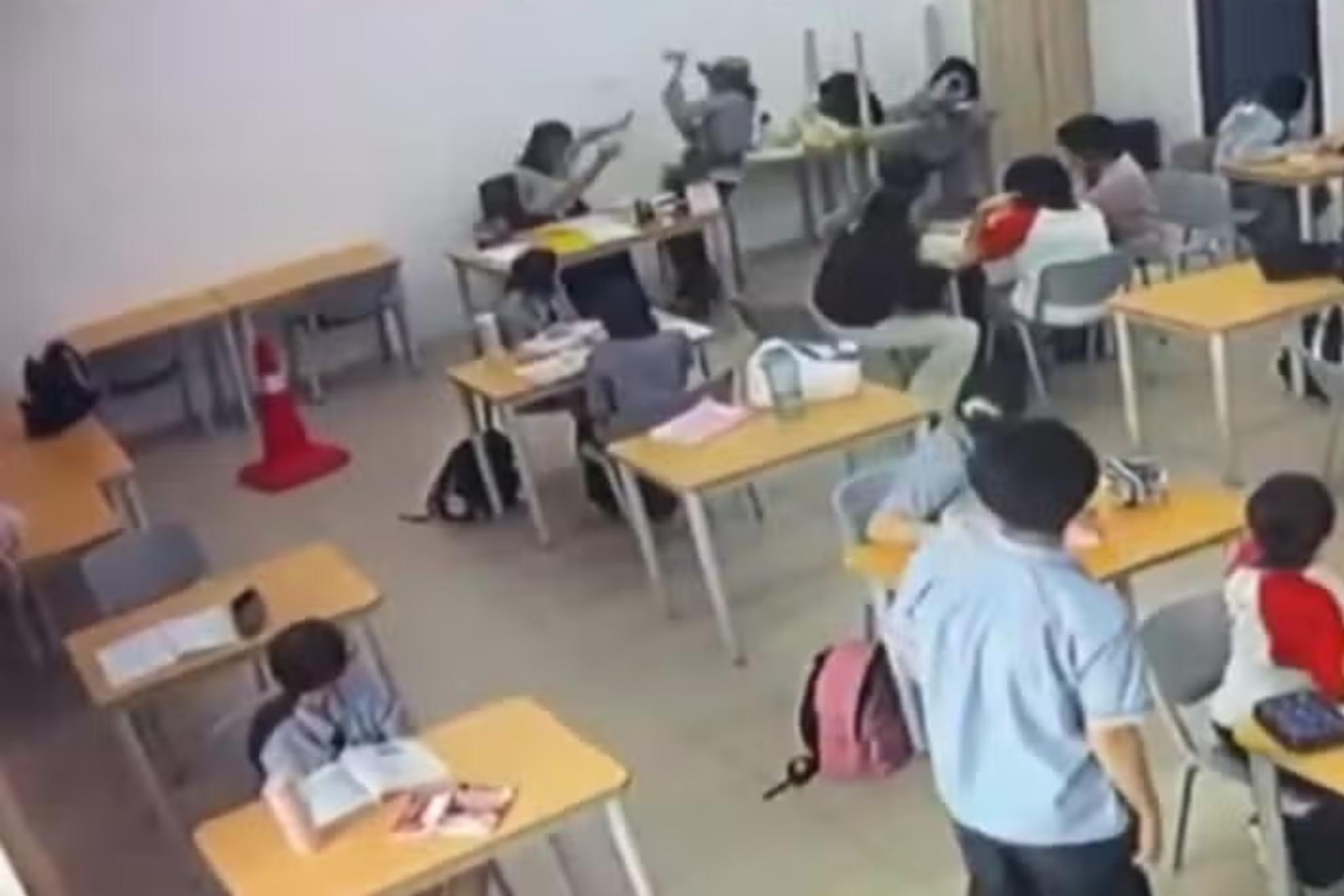 En la parte superior de la imagen, el momento en el que el alumno ataca con un hacha a la profesora. CAPTURA DE PANTALLA