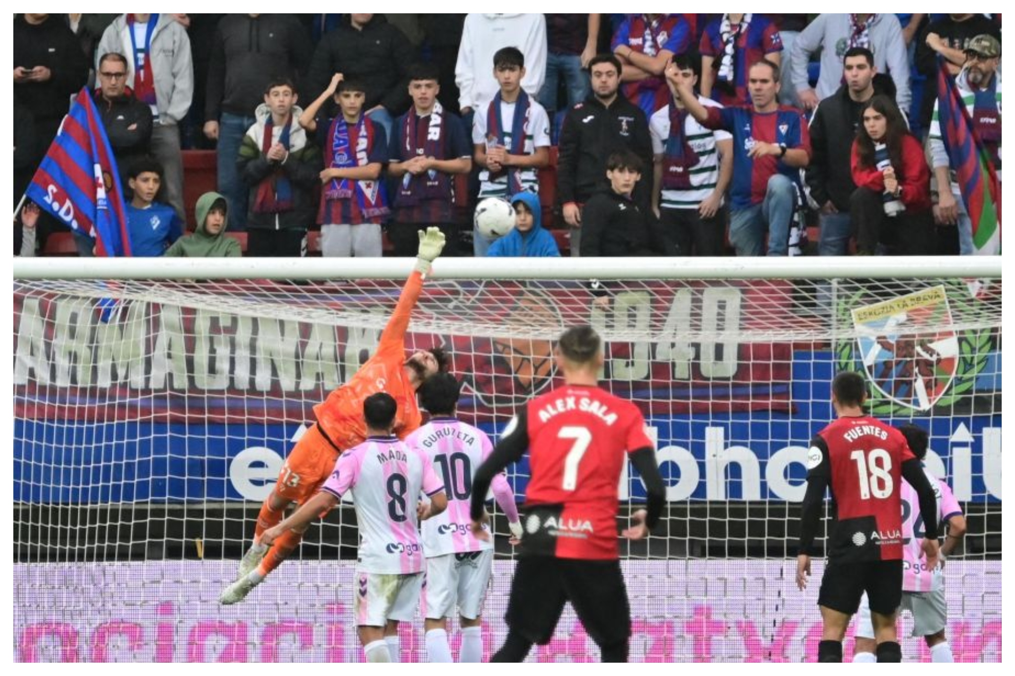 Jonmi Magunagoitia realiza una gran estirada en el partido del Eibar ante el Mallorca LALIGA