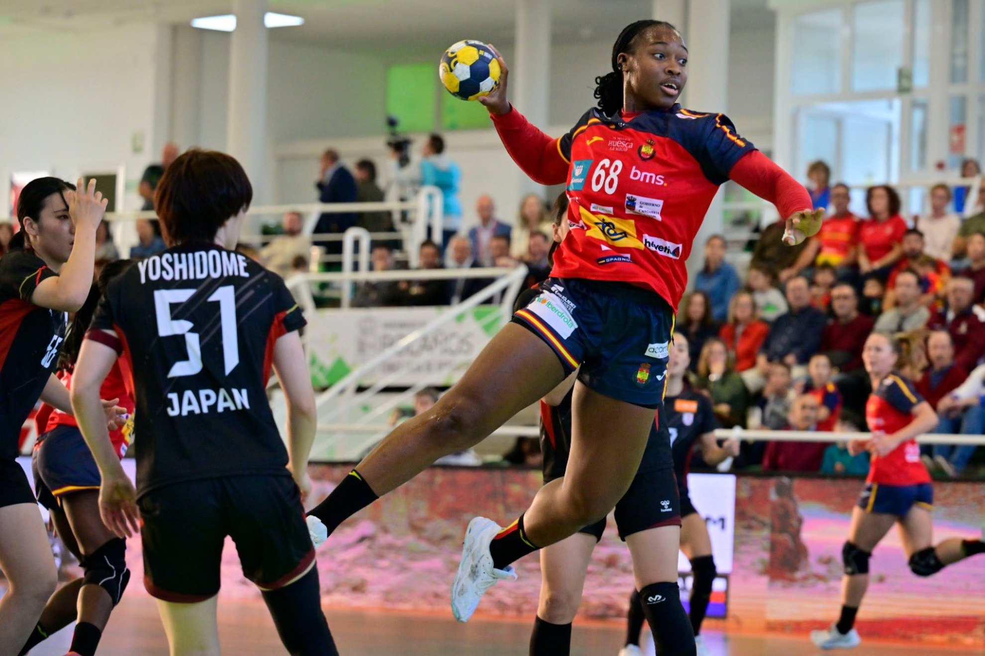 La lateral español Danila So Delgado lanza ante Japón. RFEBM