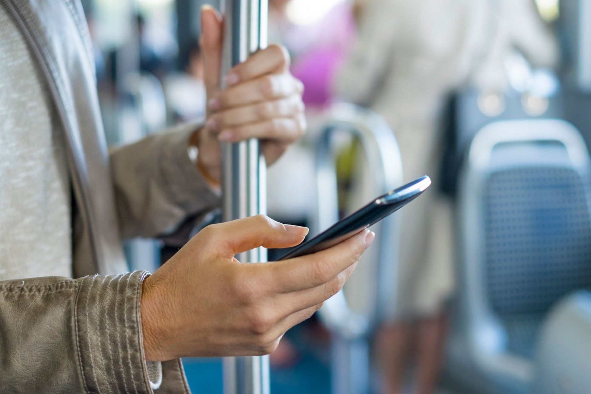 Imagen de recurso de una persona con un móvil en un transporte público. Pixabay.