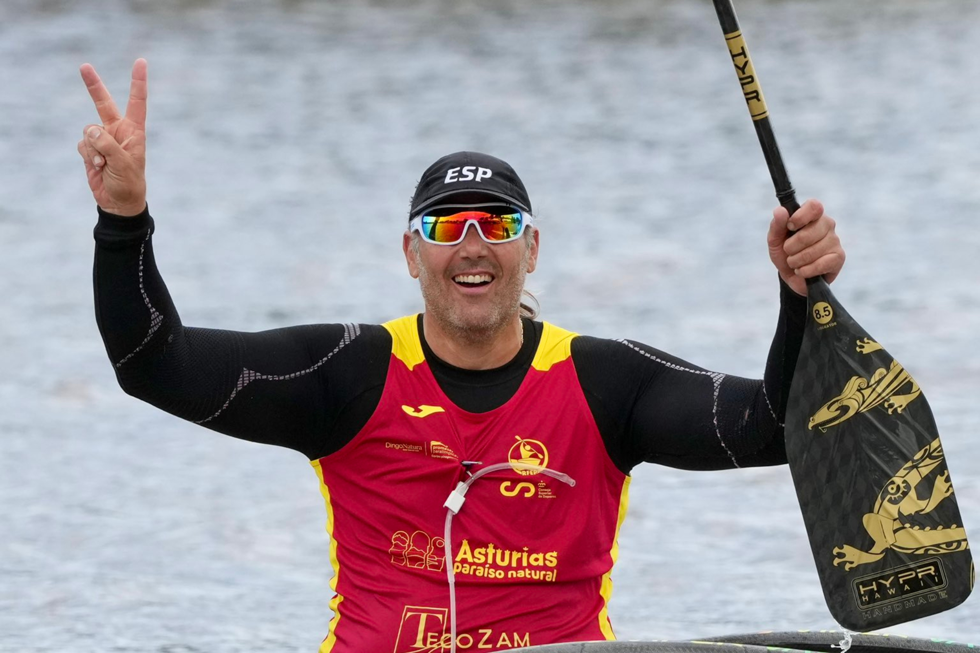 Javier Reja celebra su medalla. RFEP