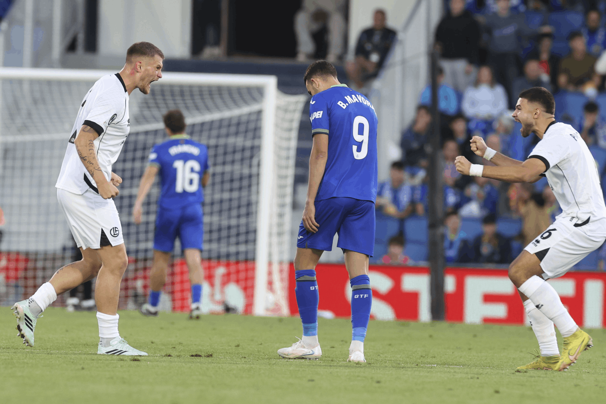 Borja Mayoral cabizbajo ante dos jugadores del Lugano. EFE
