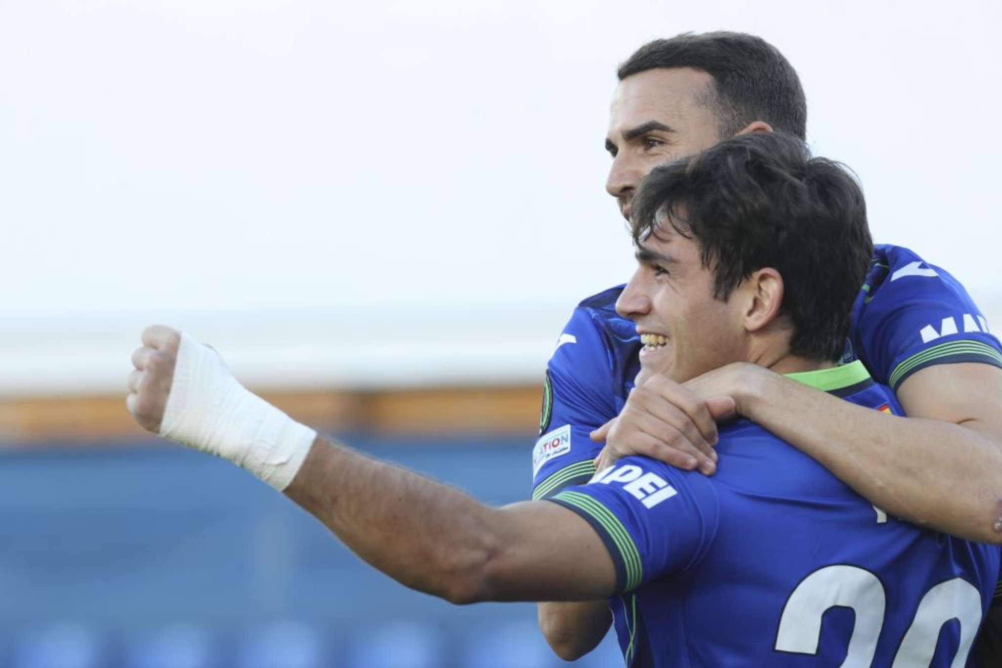 Iván Azón celebra el gol que marcó con Mayoral. EFE