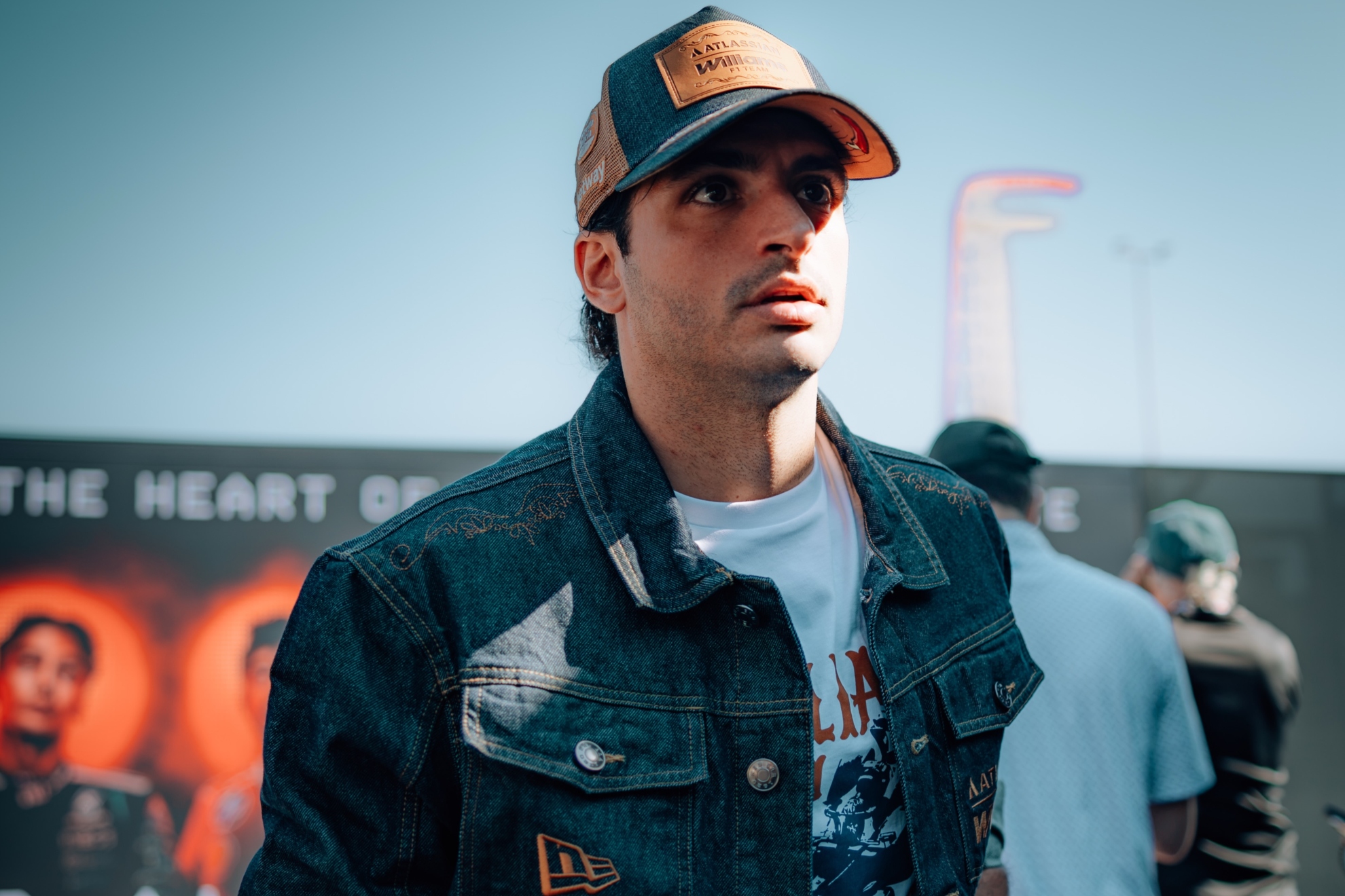 Sainz llega al paddock de Austin.