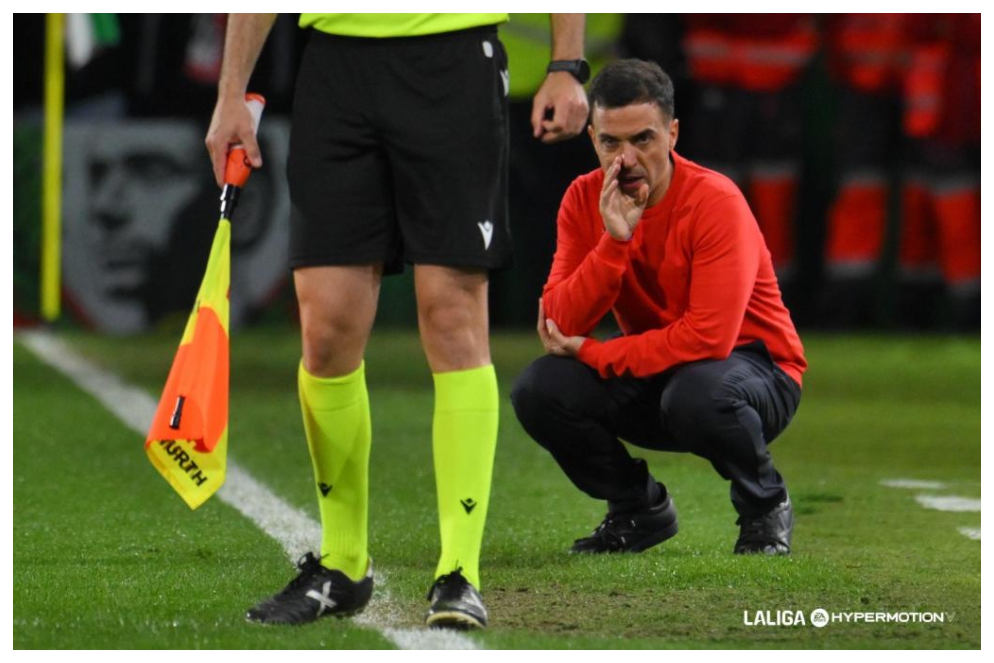 Borja Jiménez, dirigiendo un partido del Sporting desde la banda LALIGA