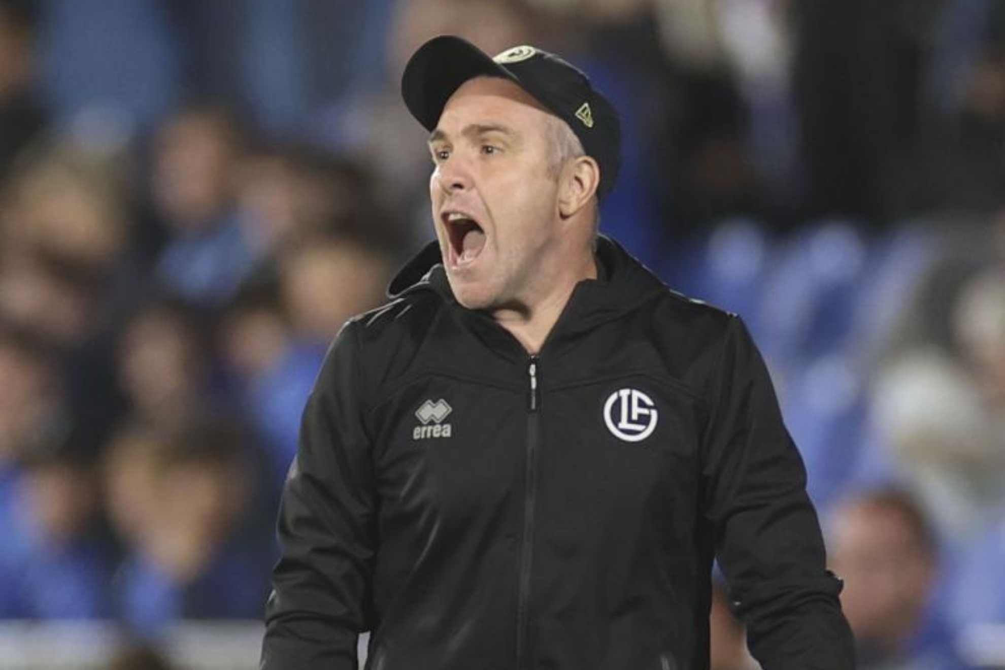 Mattia Croci-Torti, entrenador del Lugano, da una indicación en el encuentro ante el Getafe EFE
