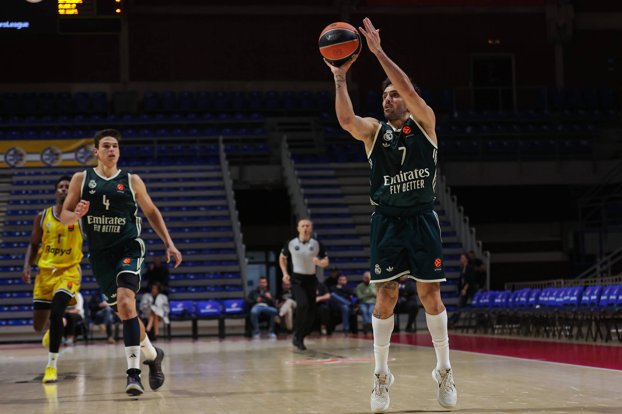 Facundo Campazzo antes de anotar uno de los cinco triples que convirtió en el partido.