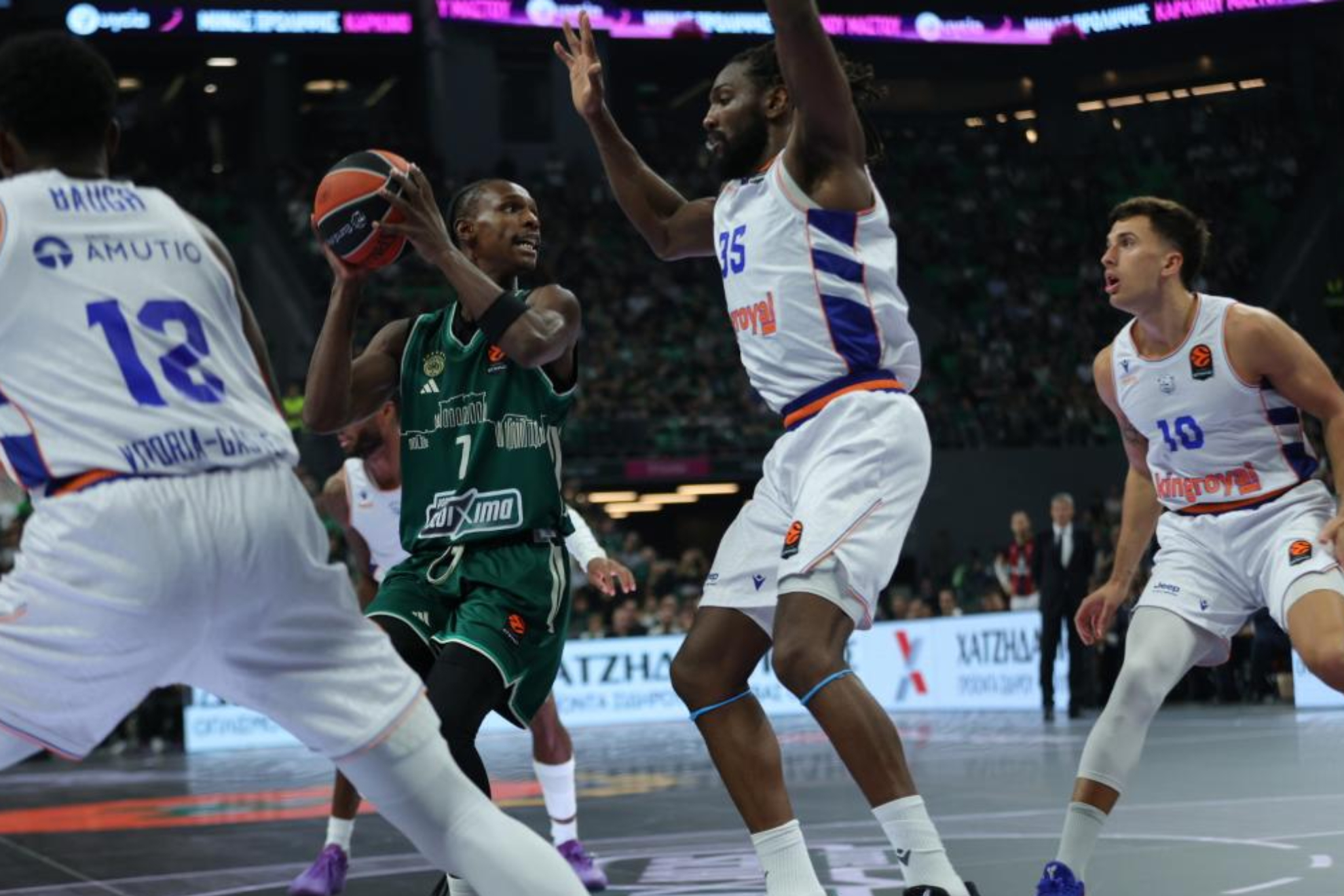 Badio Brancou trata de lanzar ante Kenneth Faried. EFE.