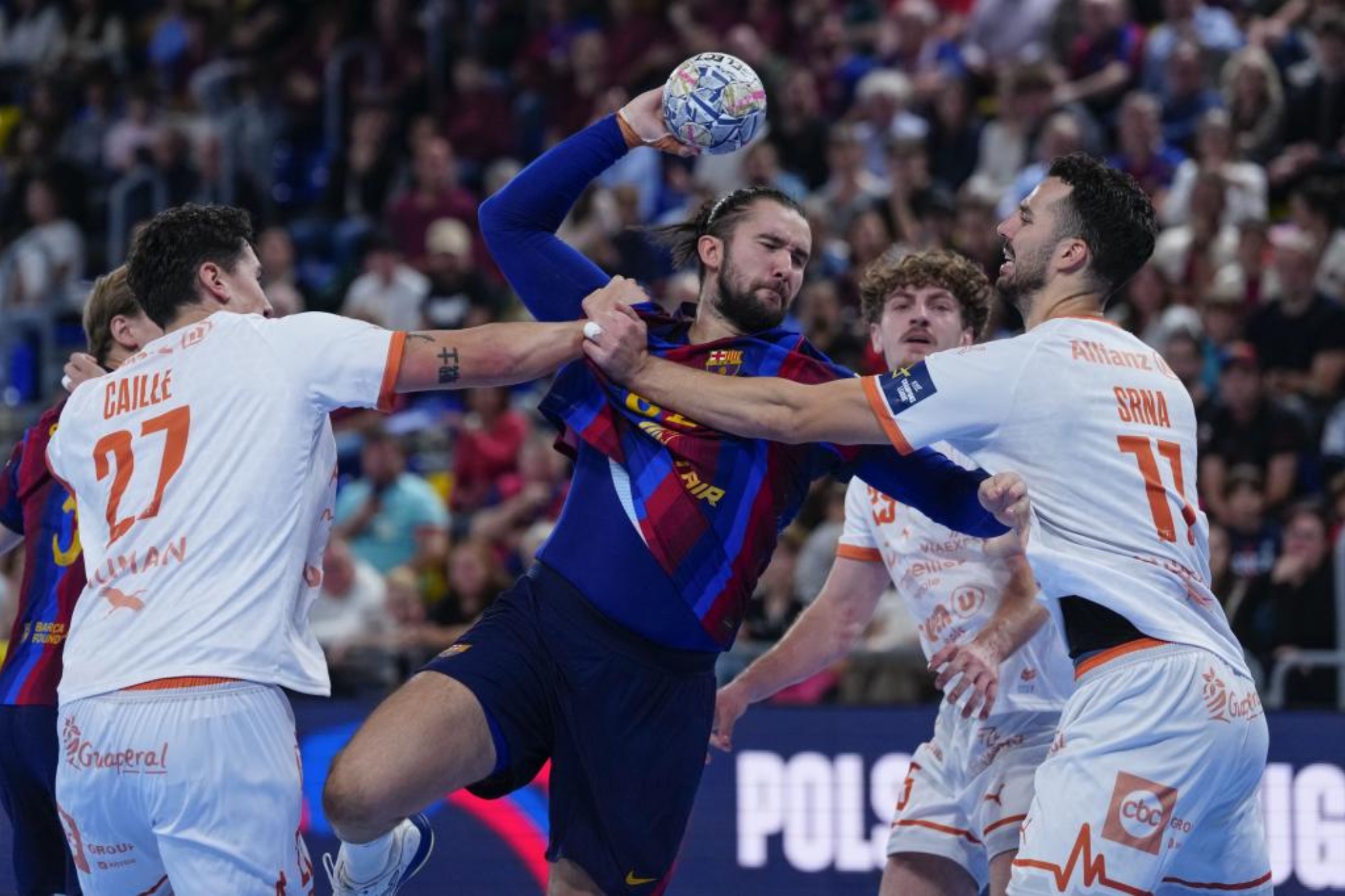 Luis Frade (c) trata de superar a los defensores del Montpellier Zvonimir Srna (d) y Matéo Caille. EFE