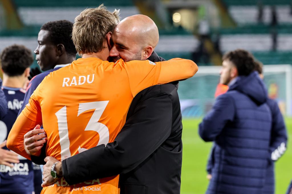 Claudio Giráldez, celebrando con Radu la victoria