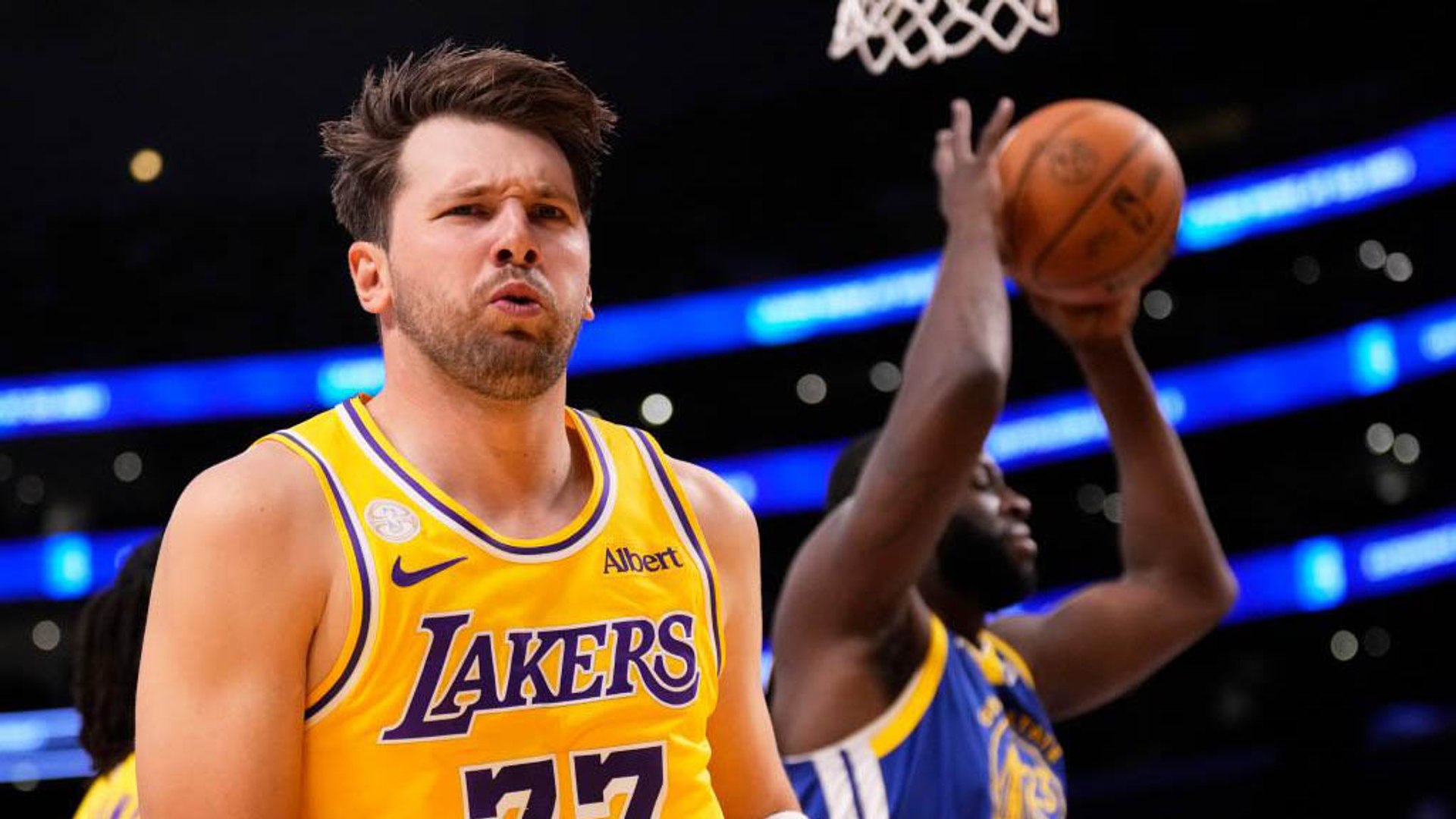 Luka Doncic resopla durante el partido ante los Warriors.