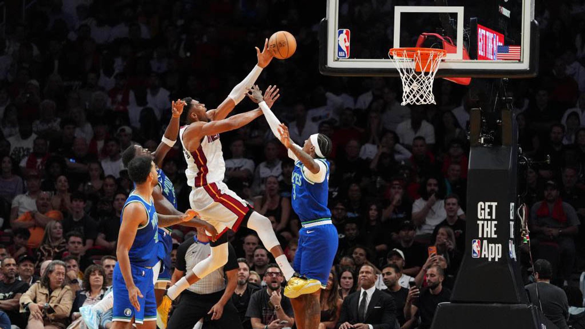 Anthony Edwards lanza un triple sobre la defensa de Andrew Wiggins.
