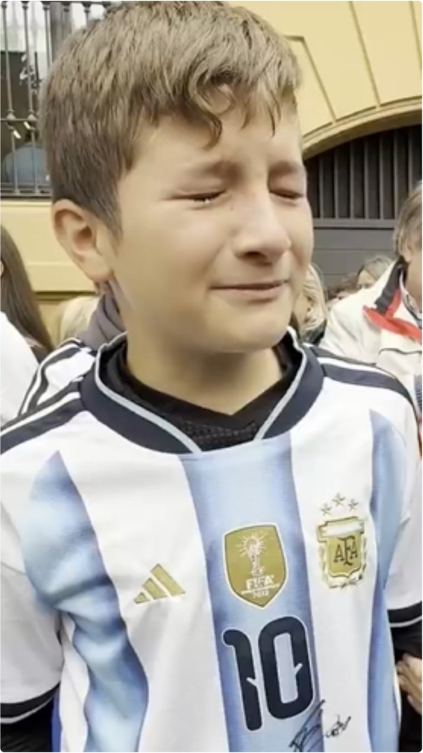  Joaquín, el niño argentino que lleva tres años en Asturias, celebra emocionado el gesto que tuvo el premio "Princesa de Asturias" de los Deportes 2026. Messi le firmó su camiseta y entre lágrimas de felicidad destacó el momento.