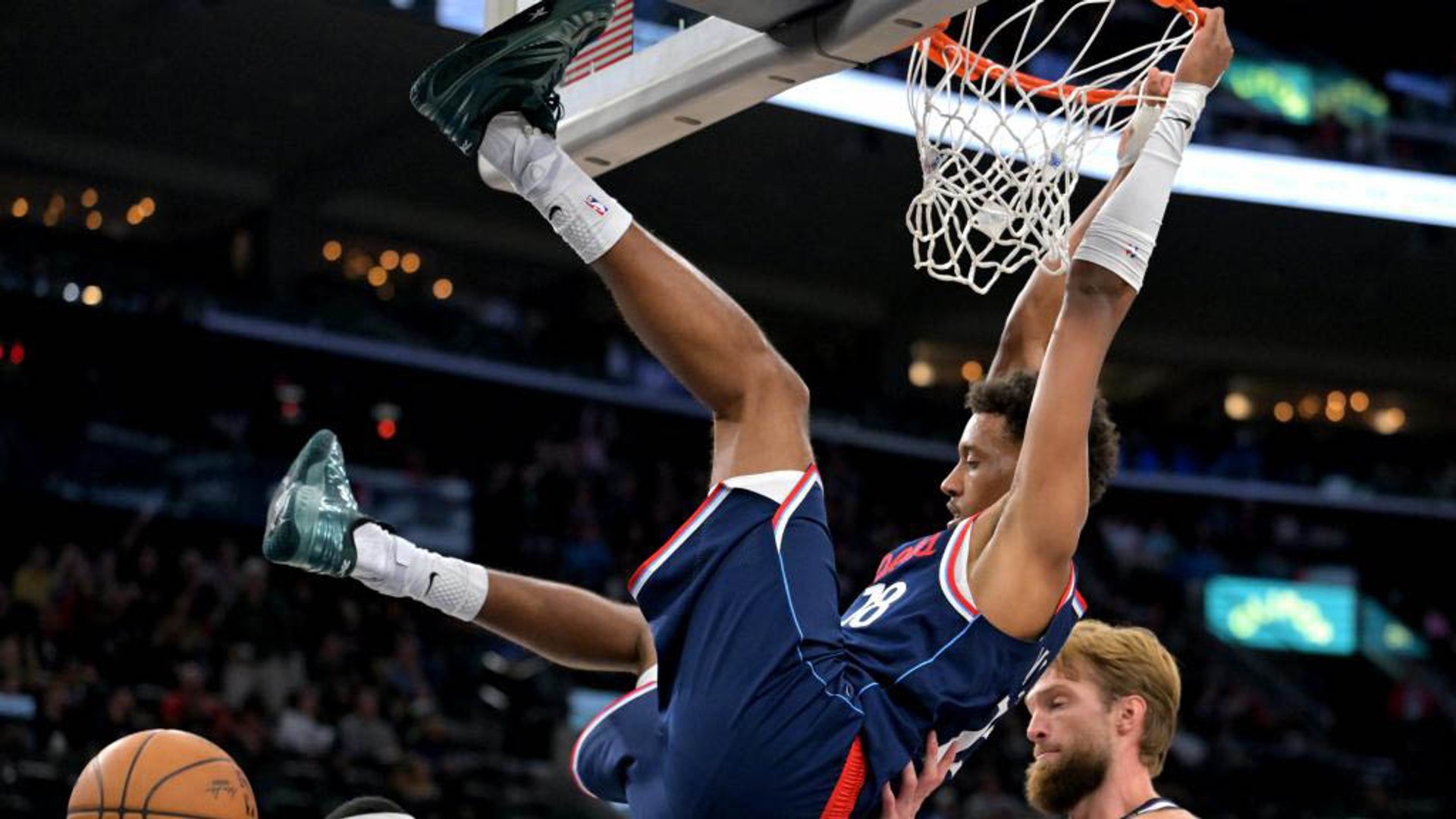 Baba Miller debuta en la NBA comiéndose el aro