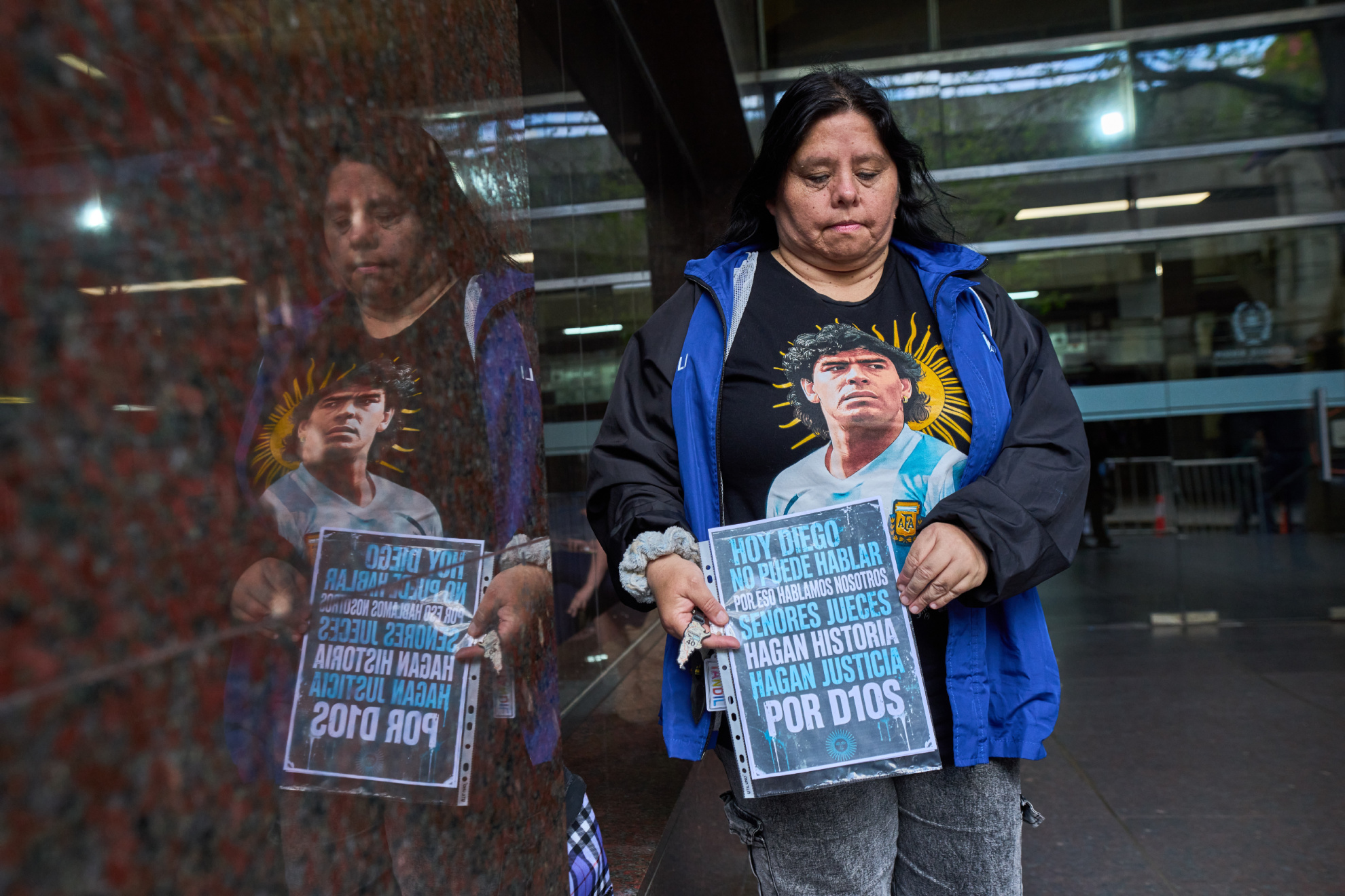 María Mellado, admiradora del fallecido Diego Maradona. AP