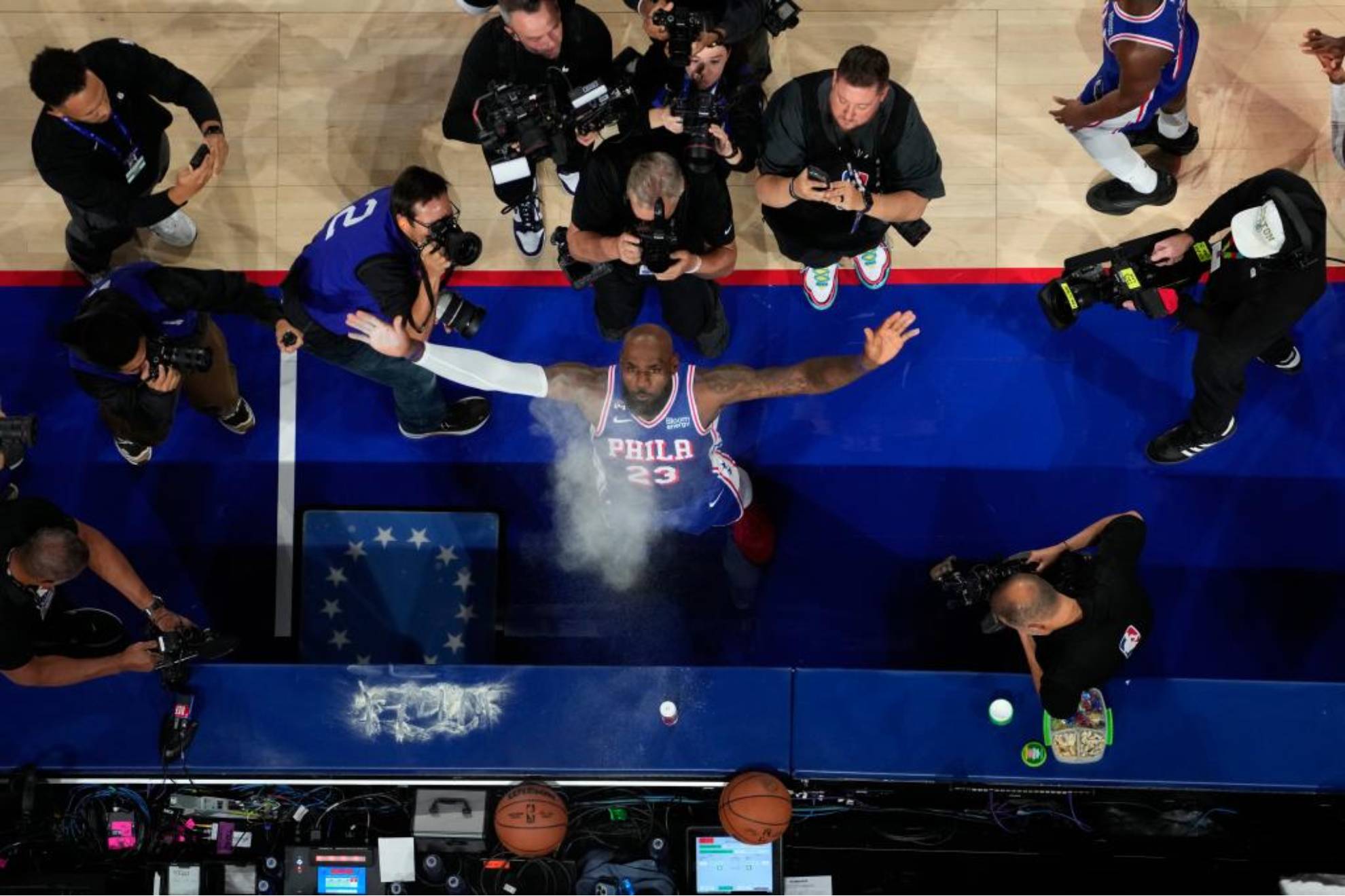 LeBron James, durante su ritual previo a los partidos. LAPRESSE