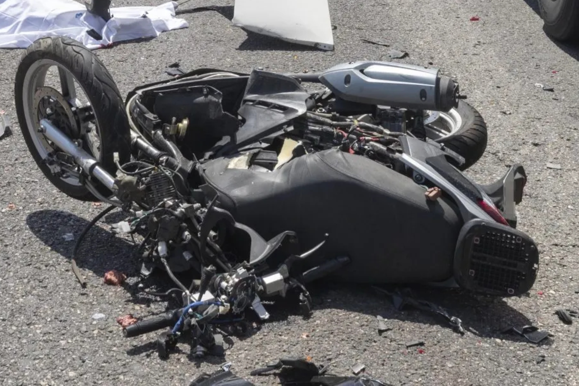 Accidente de moto por impacto con cabra que causa la muerte del conductor. EFE