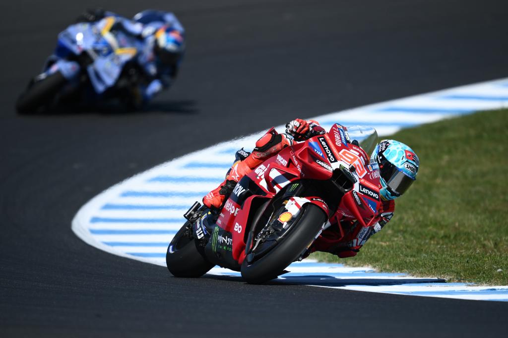 Marc Márquez, delante de su hermano Álex en Australia.