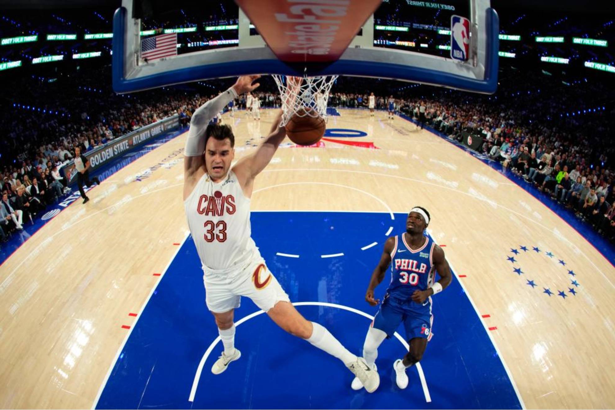 Mario Hezonja consuma un contraataque con un mate en presencia de Adem Bona. LAPRESSE