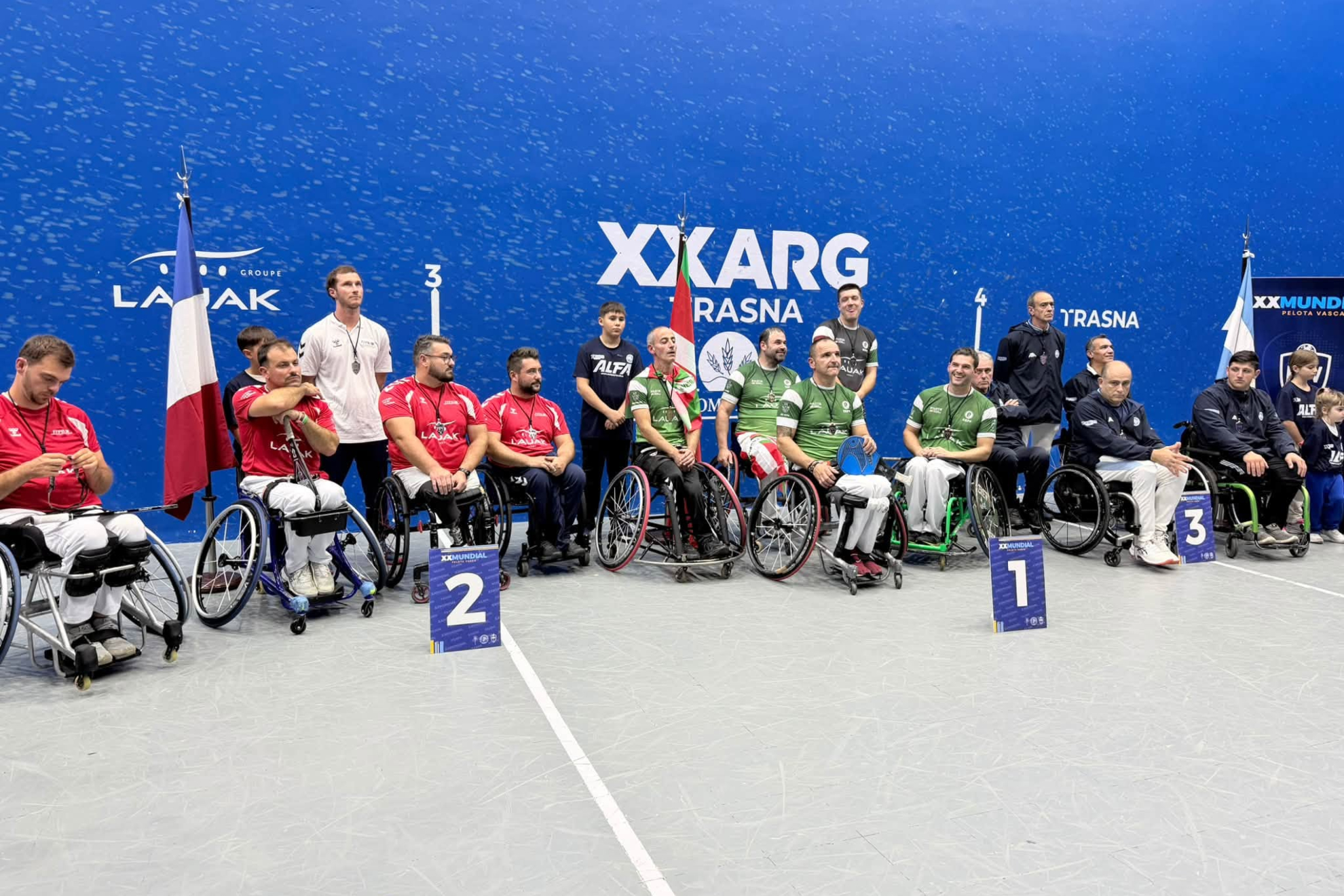 El podio de la pelota adaptada–trinquete en el Mundial: Euskadi (1), Francia (2) y Argentina (3) FIPV