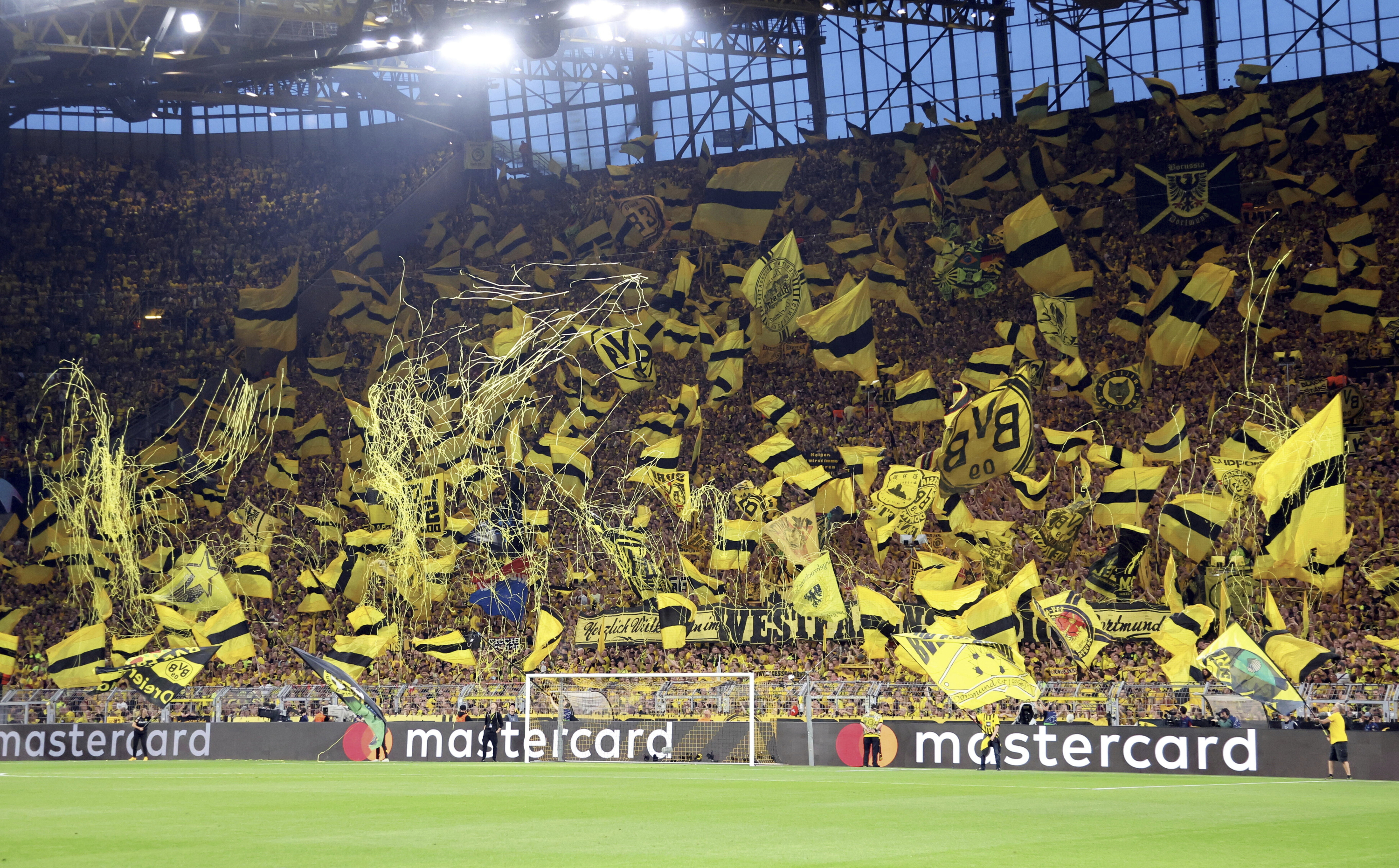 Dortmund premia no mirar el móvil — Aficionados del Borussia Dortmund en el Signal Iduna Park.
