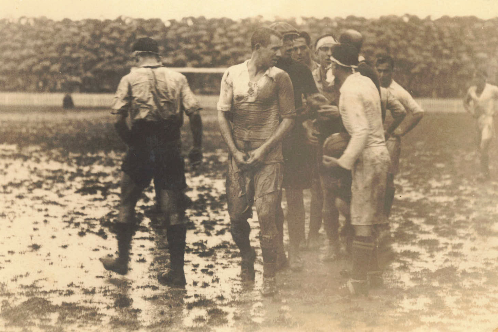Rafael Morera, en primer plano, fue uno de los protagonistas de la final de Copa de 1929, la conocida como La Final del Agua
