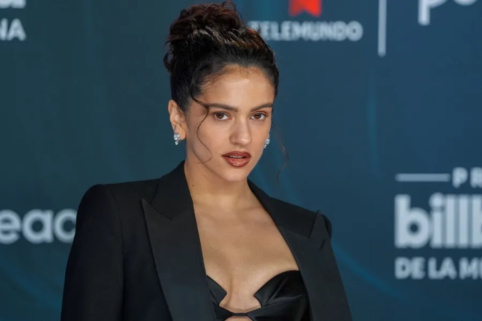 Rosalía posa en la alfombra azul de los Premios Billboard de la Música Latina EFE
