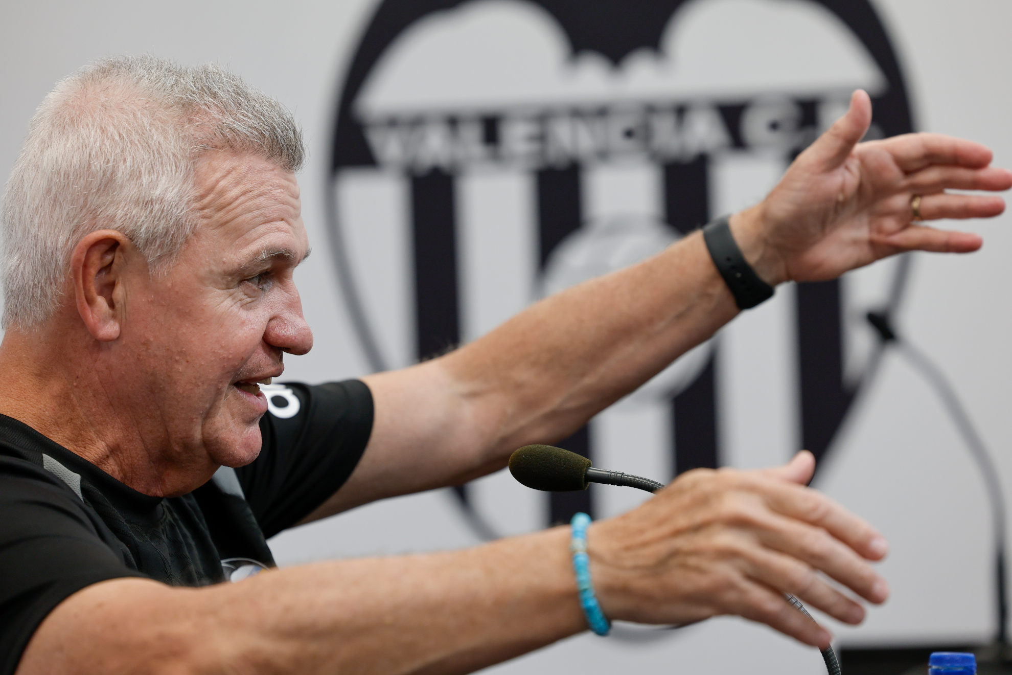 Javier Aguirre, entrenador del Valencia, en rueda de prensa. EFE