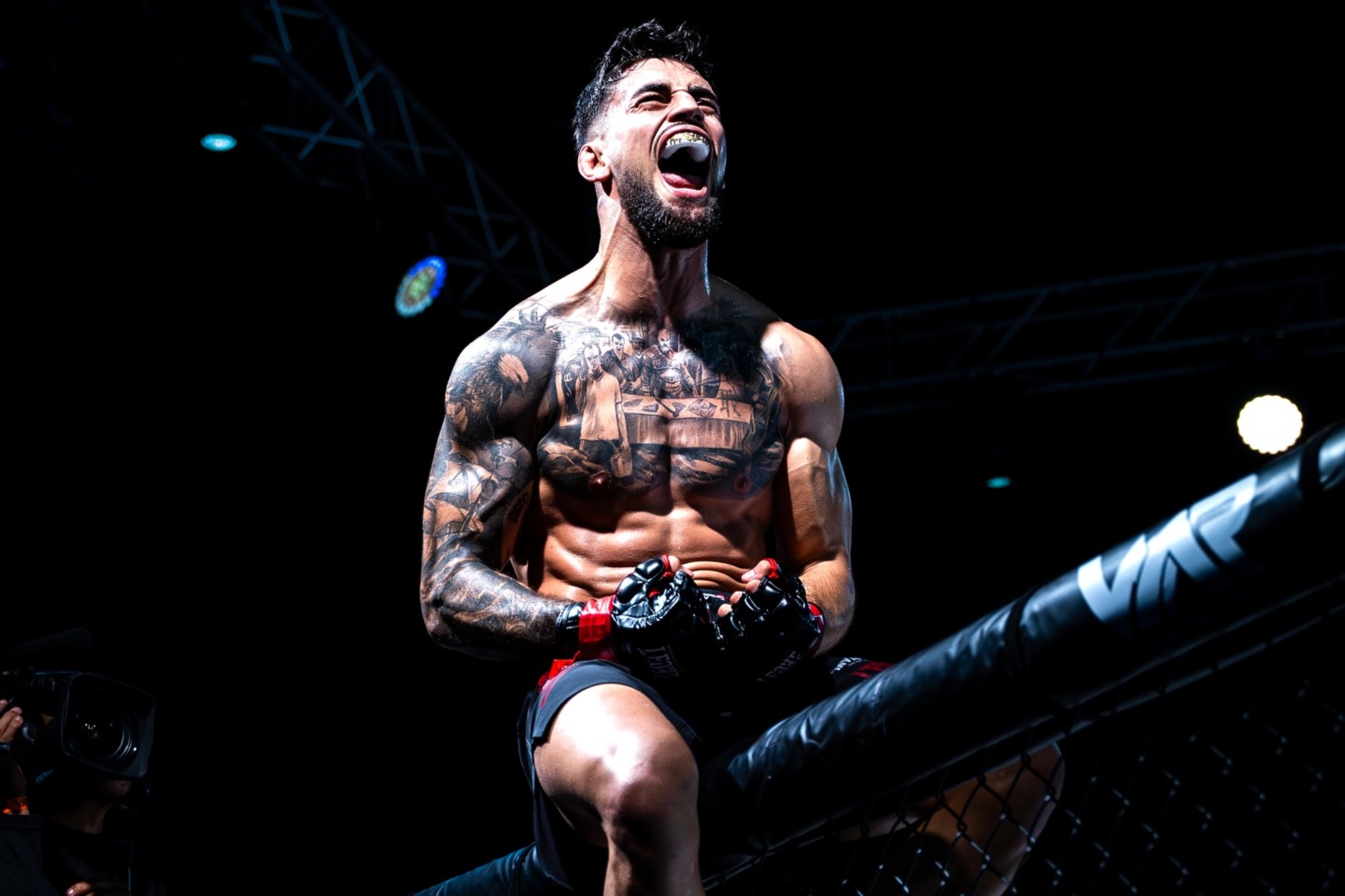 Manguelo celebra un triunfo en WAR. WAR MMA.