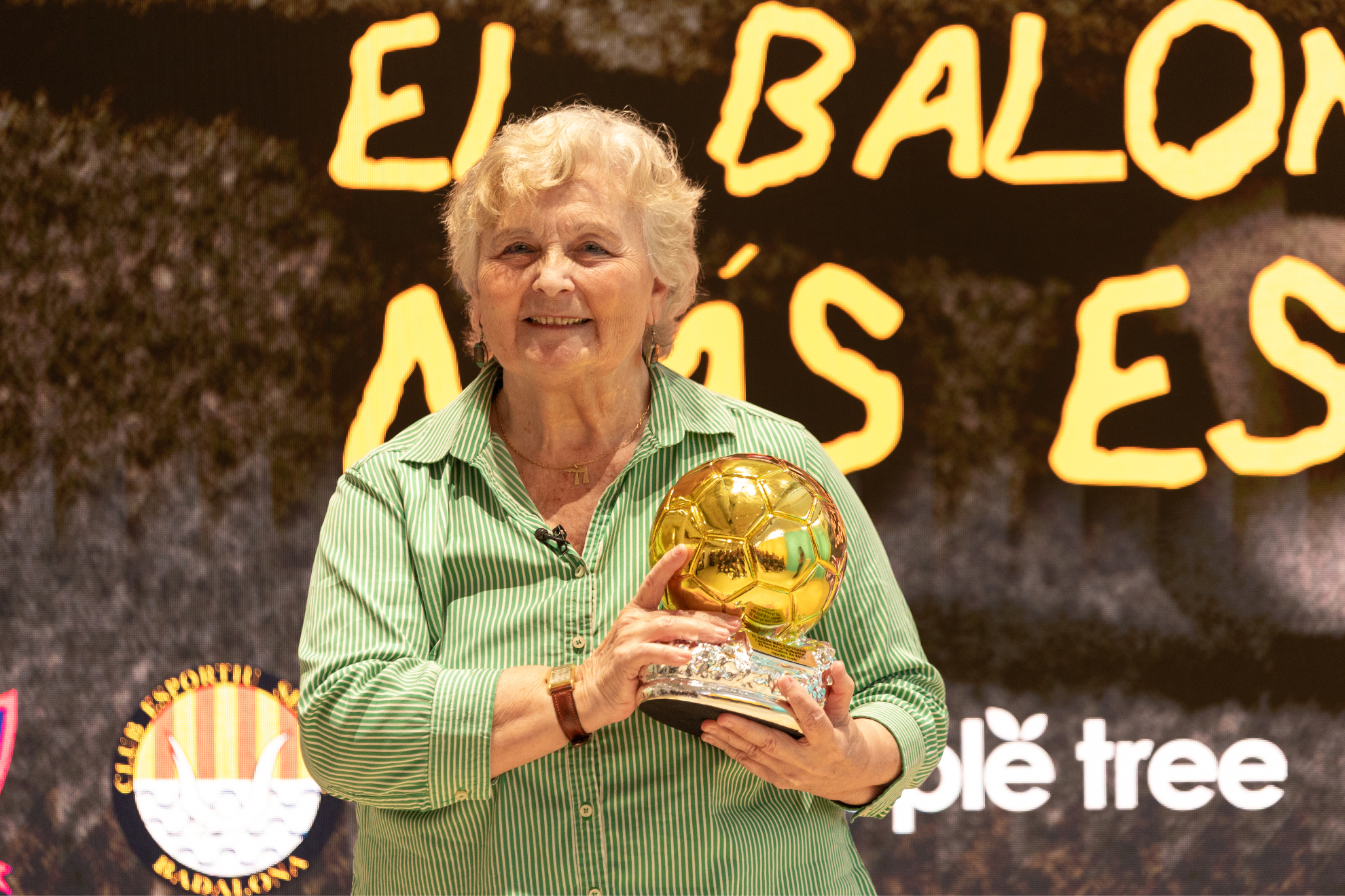 Mari Carmen Arce' Kubalita' posa con su particular Balón de Oro. Apple Tree