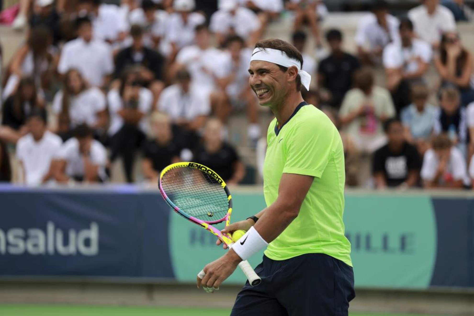 Rafa Nadal durante la exhibición por los 10 años de su academia. MARCA