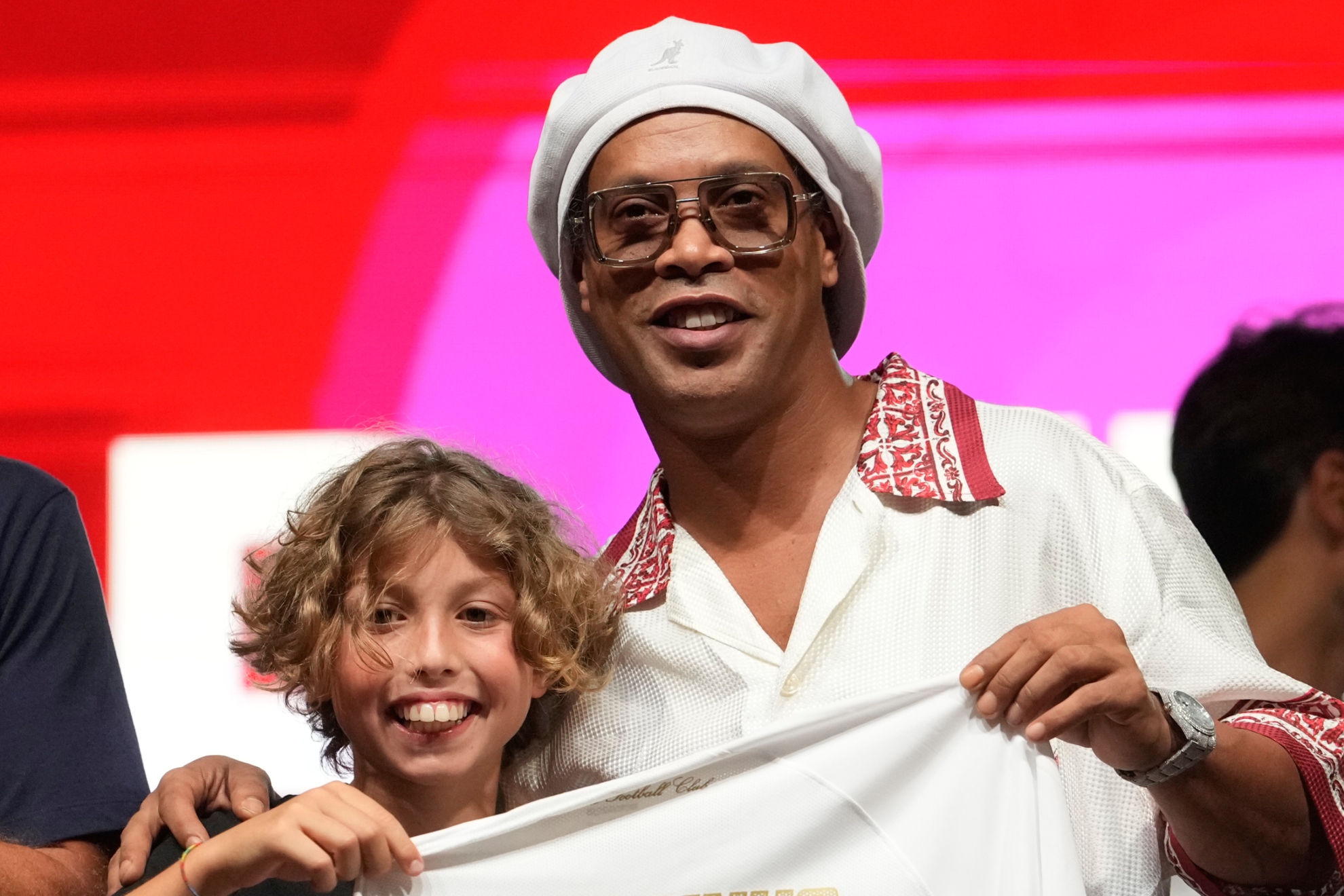 Ronaldinho posa con la camiseta del Rávena. LAPRESSE.