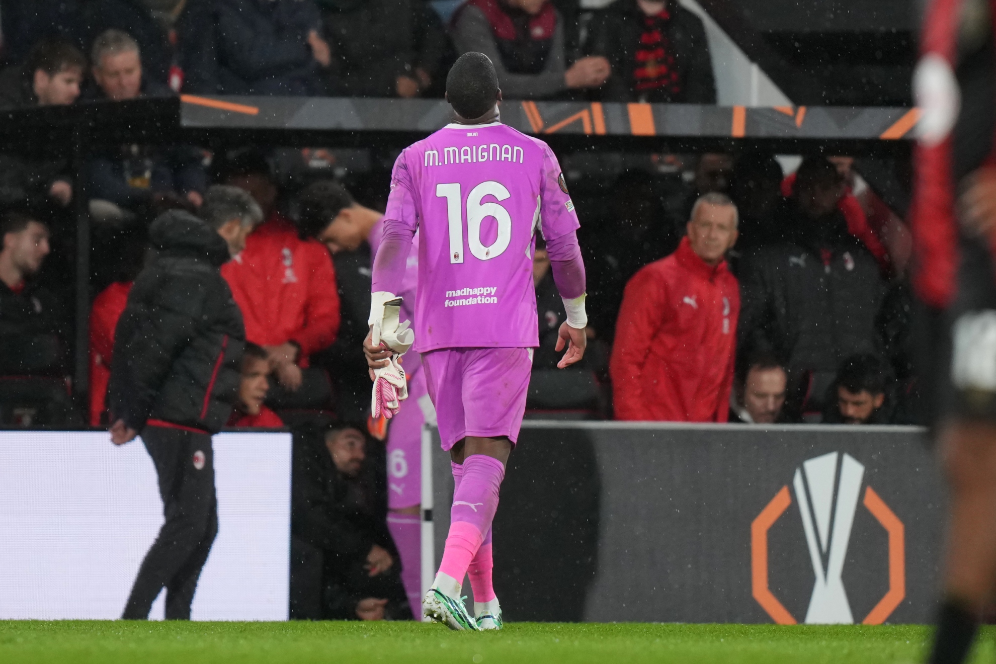 Mike Maignan, expulsado ante el Bournemouth. LAPRESSE.