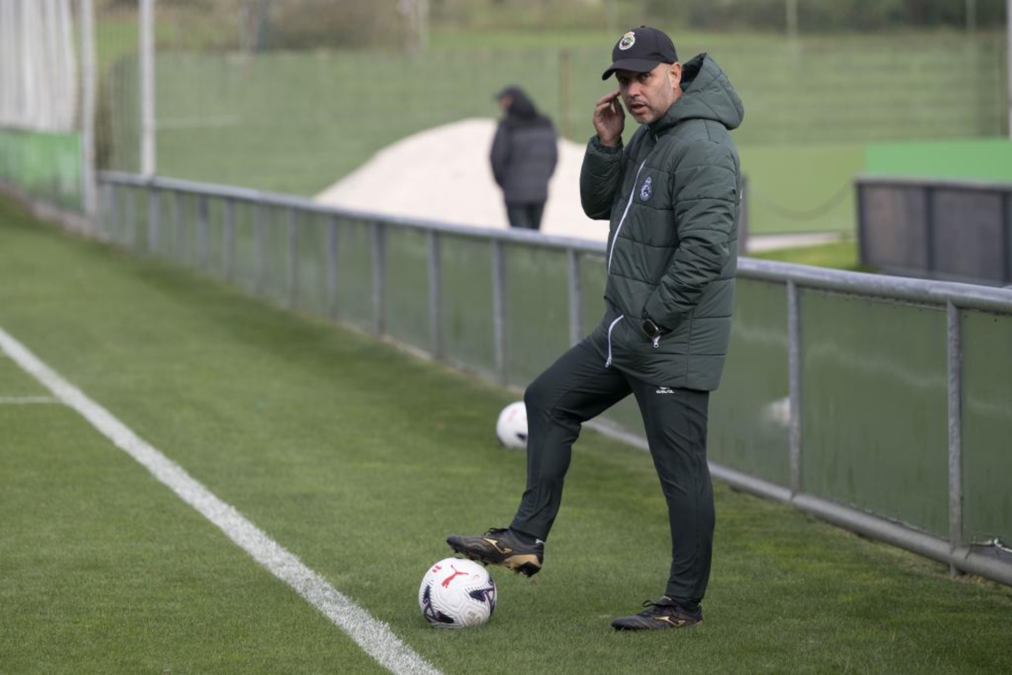 José Alberto, entrenador del Racing de Santander, durante el entrenamiento de este viernes. EFE