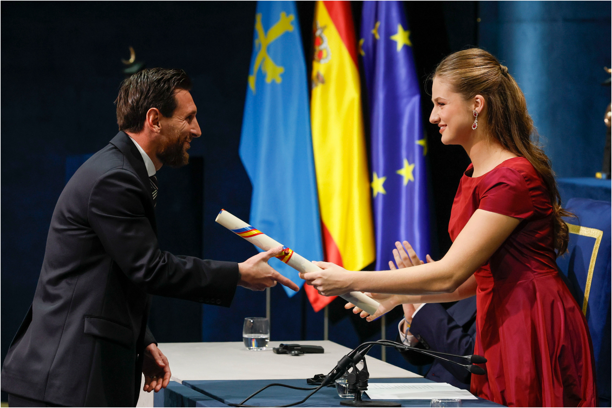 La Princesa entrega el Premio al jugador.