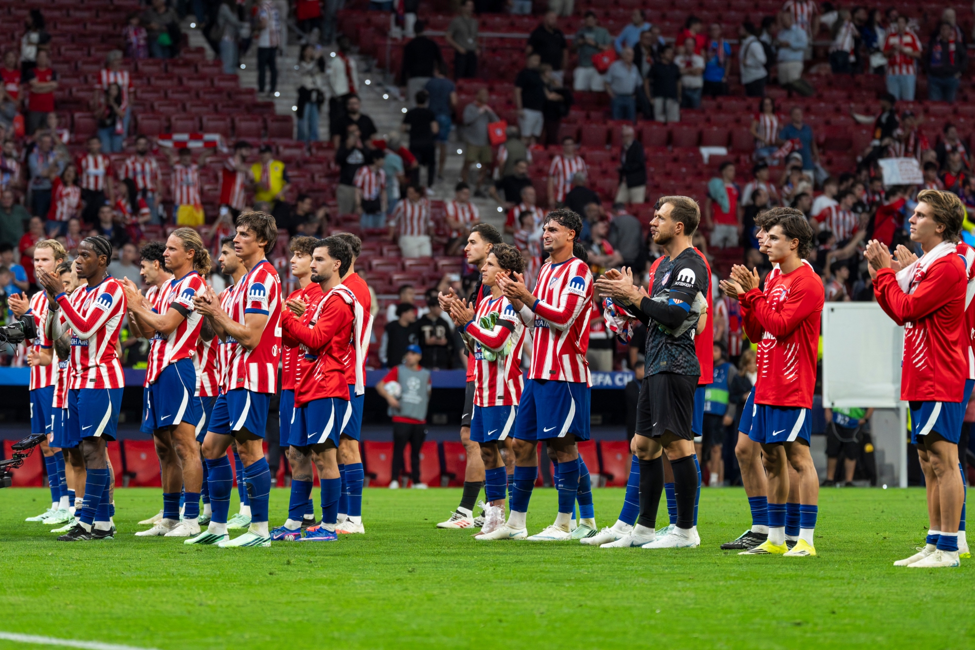 LOS JUGADORES DEL ATLÉTICO CELEBRAN UN TRIUNFO CON LA GRADA. PABLO MORENO
