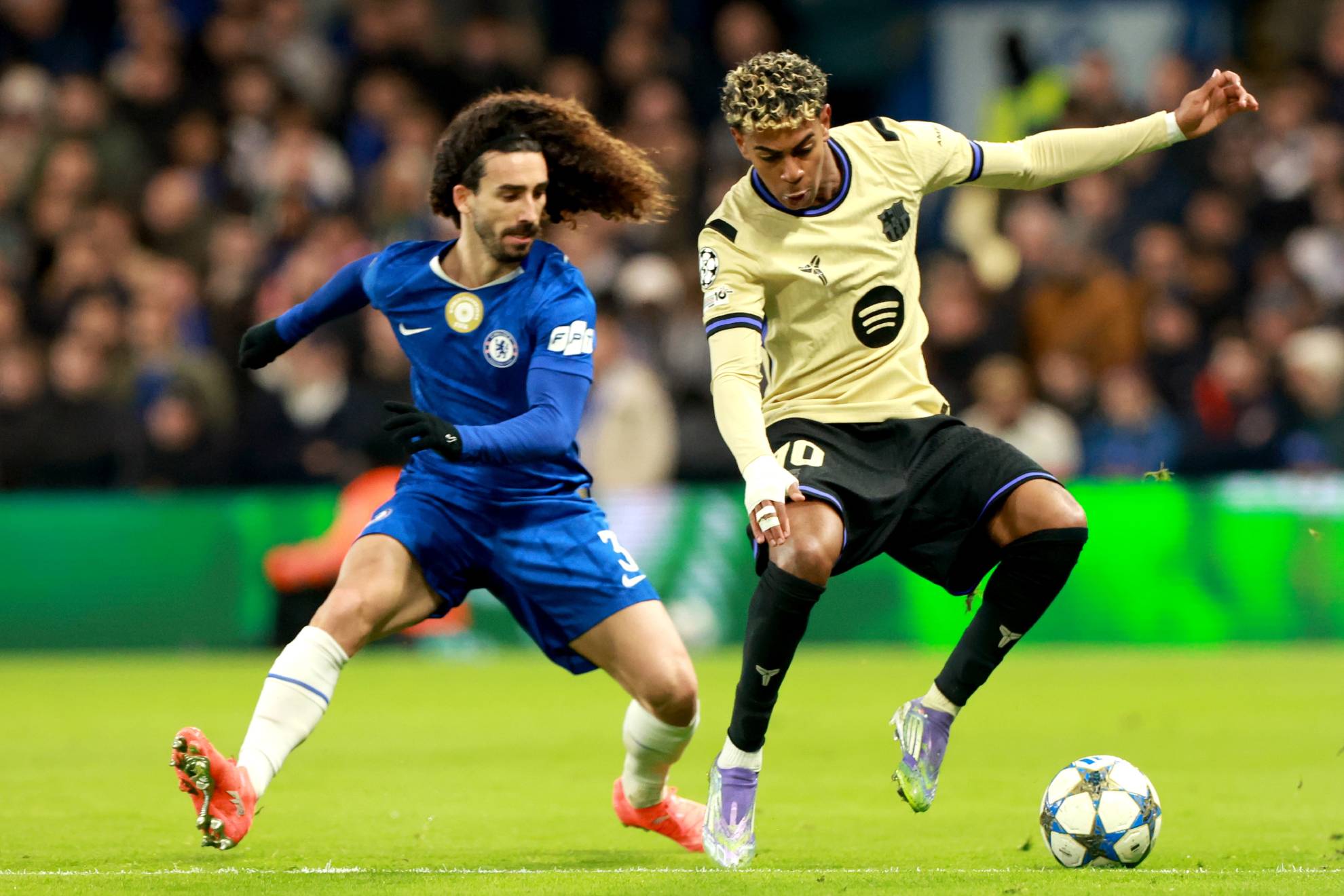 Marc Cucurella trata de frenar a Lamine durante un partido de Champions de la temporada pasada. EFE