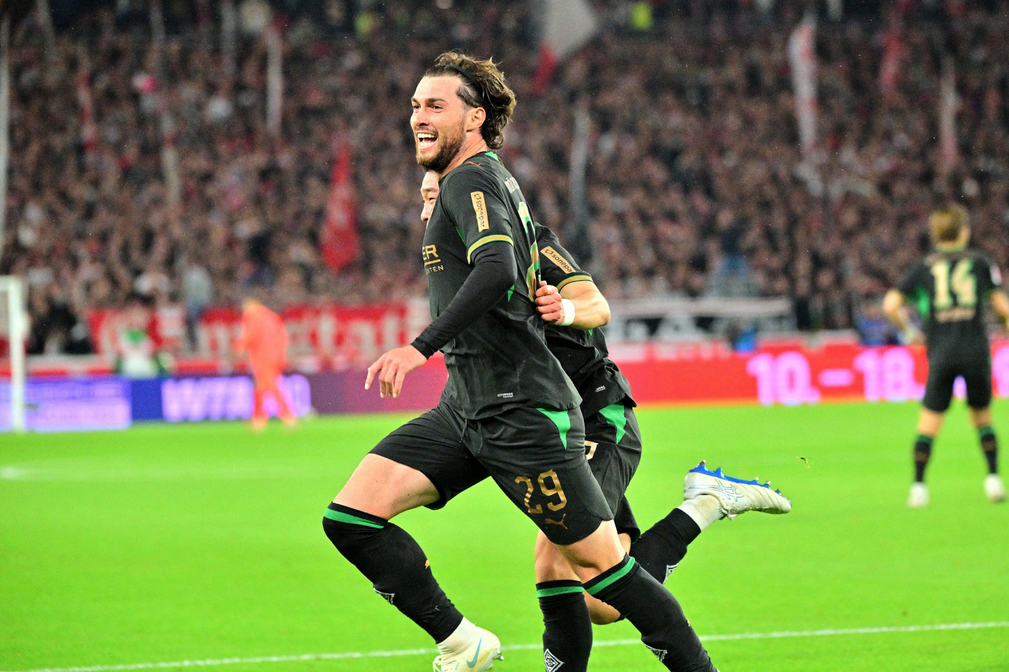 Scally celebra su gol ante el Stuttgart. LAPRESSE.