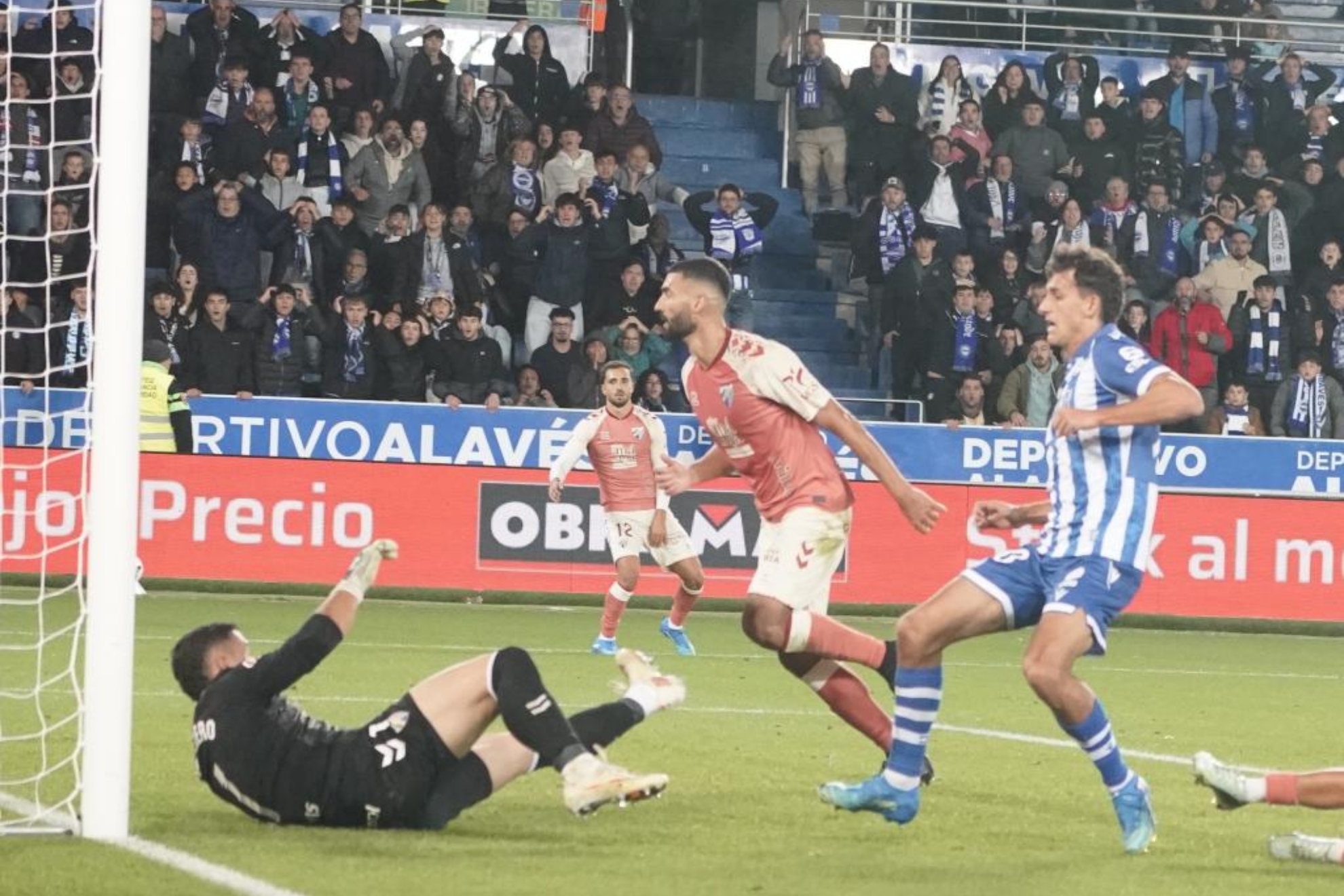Mañas, en el momento de marcar el gol del empate del Alavés. LINO GONZÁLEZ