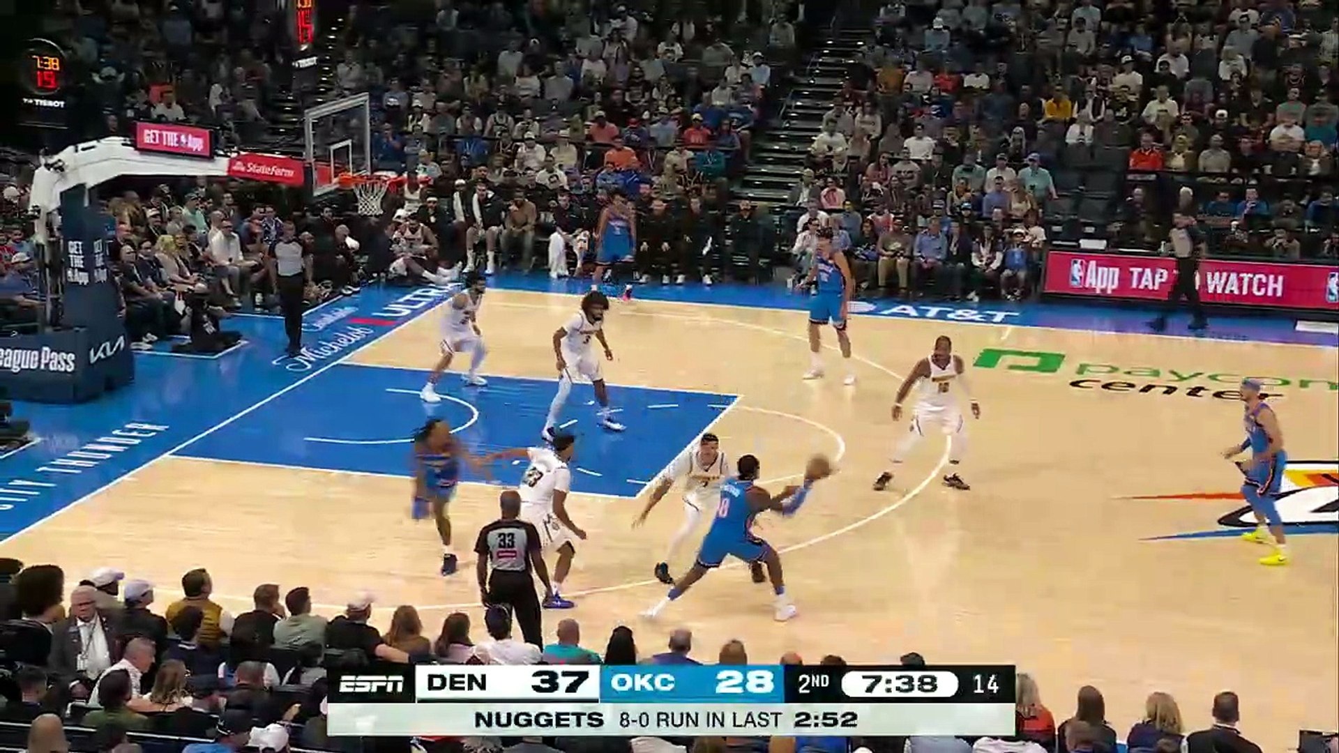 Shai Gilgeous-Alexander se dispone a lanzar ante Christian Braun.