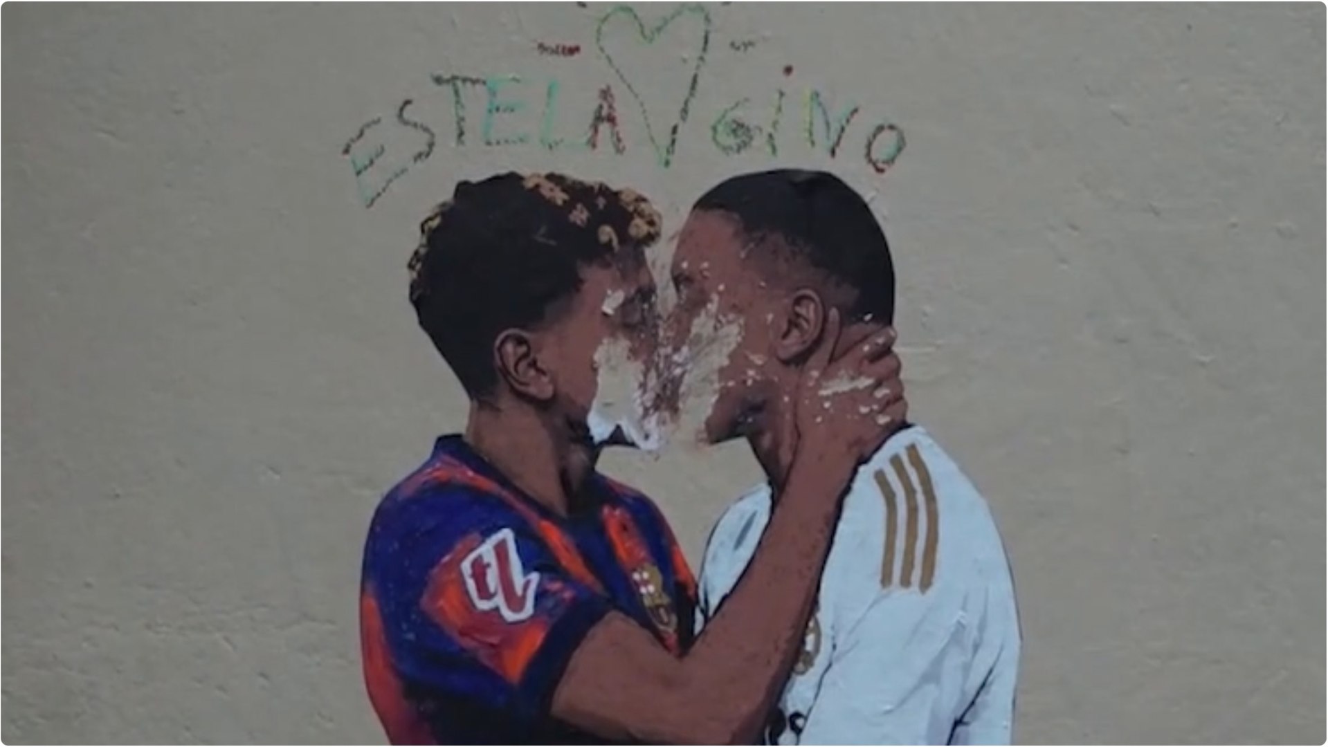  El futbolista del FC Barcelona Lamine Yamal y el del Real Madrid Kylian Mbappé aparecen besándose en el mural que el artista urbano TvBoy ha pintado en la calle d'En Cortines de Barcelona dos días antes del Clásico que se jugará el domingo en el Camp Nou.En la obra se puede ver a los dos futbolistas con sus respectivas camisetas dándose un apasionado beso y con un balón dorado a sus pies, en alusión al Balón de Oro 2026, galardón que se otorgará en Londres el próximo lunes, 26 de octubre, y al que ambos jugadores están nominados.