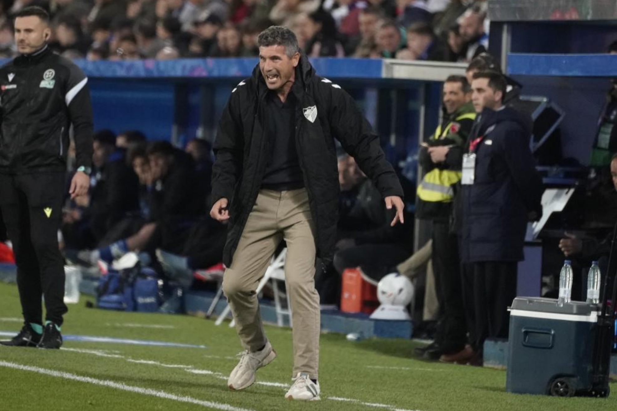 Funes, entrenador del Málaga, da una indicación en el encuentro ante el Alavés. LINO GONZÁLEZ