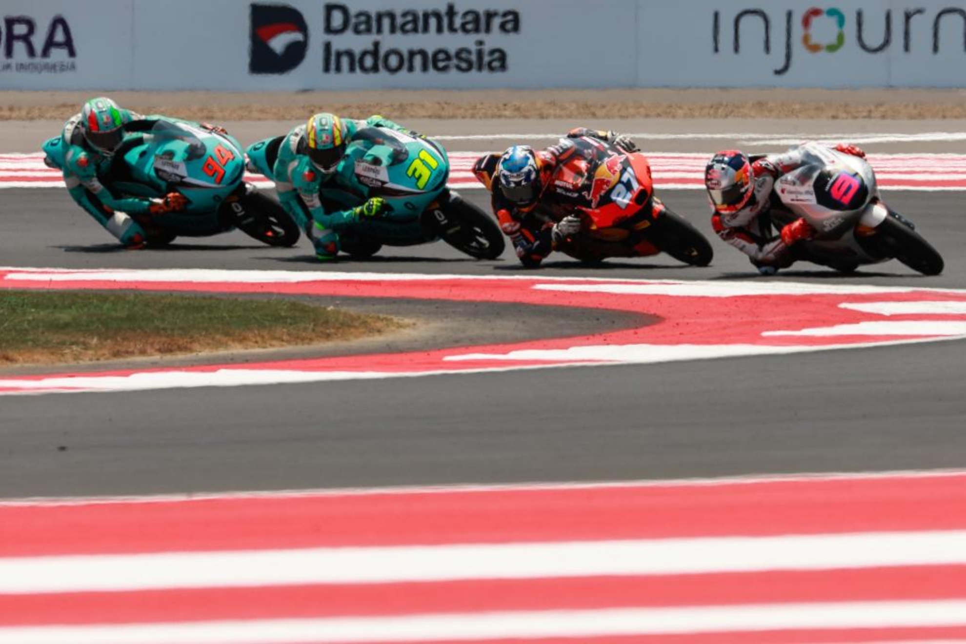 Pratama liderando un grupo en Moto3. EFE
