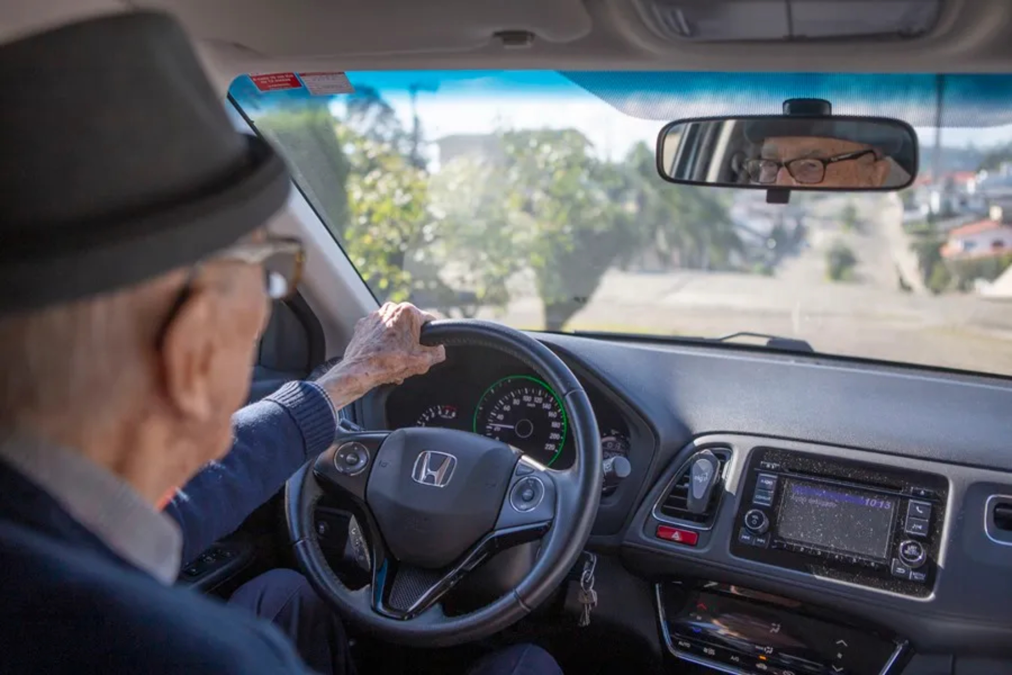 Hombre conduciendo, imagen archivo EFE