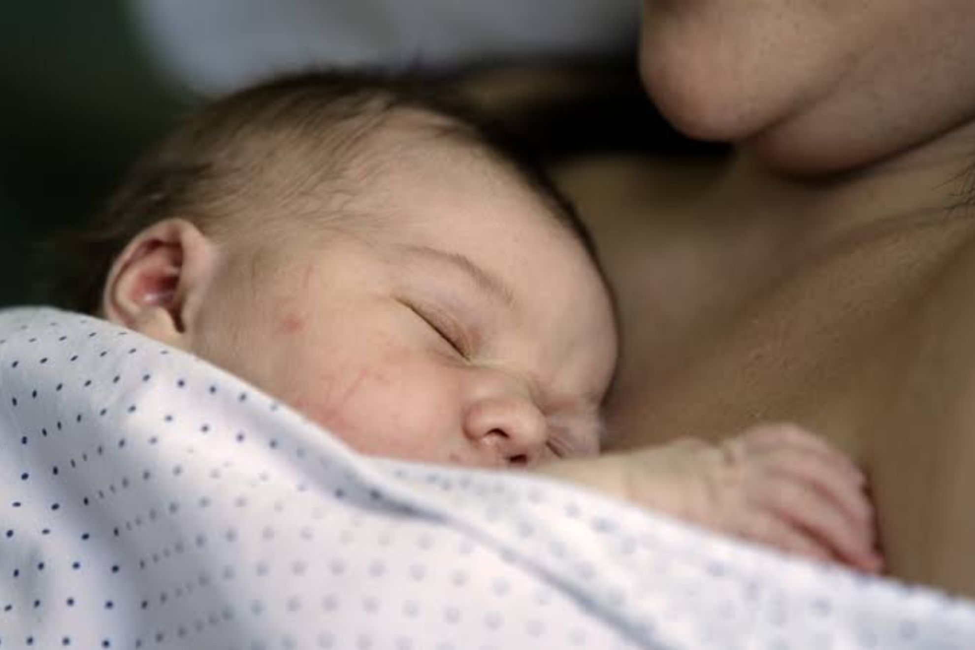 Bebe durmiendo junto a su madre EFE