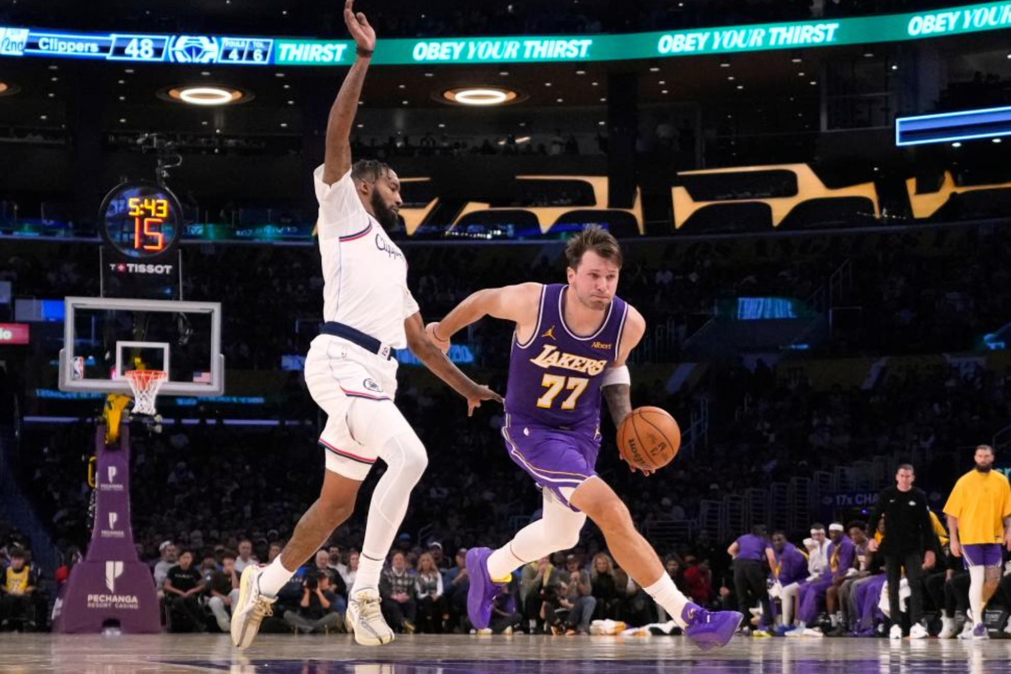 Luka Doncic trata de eludir la defensa de Derrick Jones. LAPRESSE.