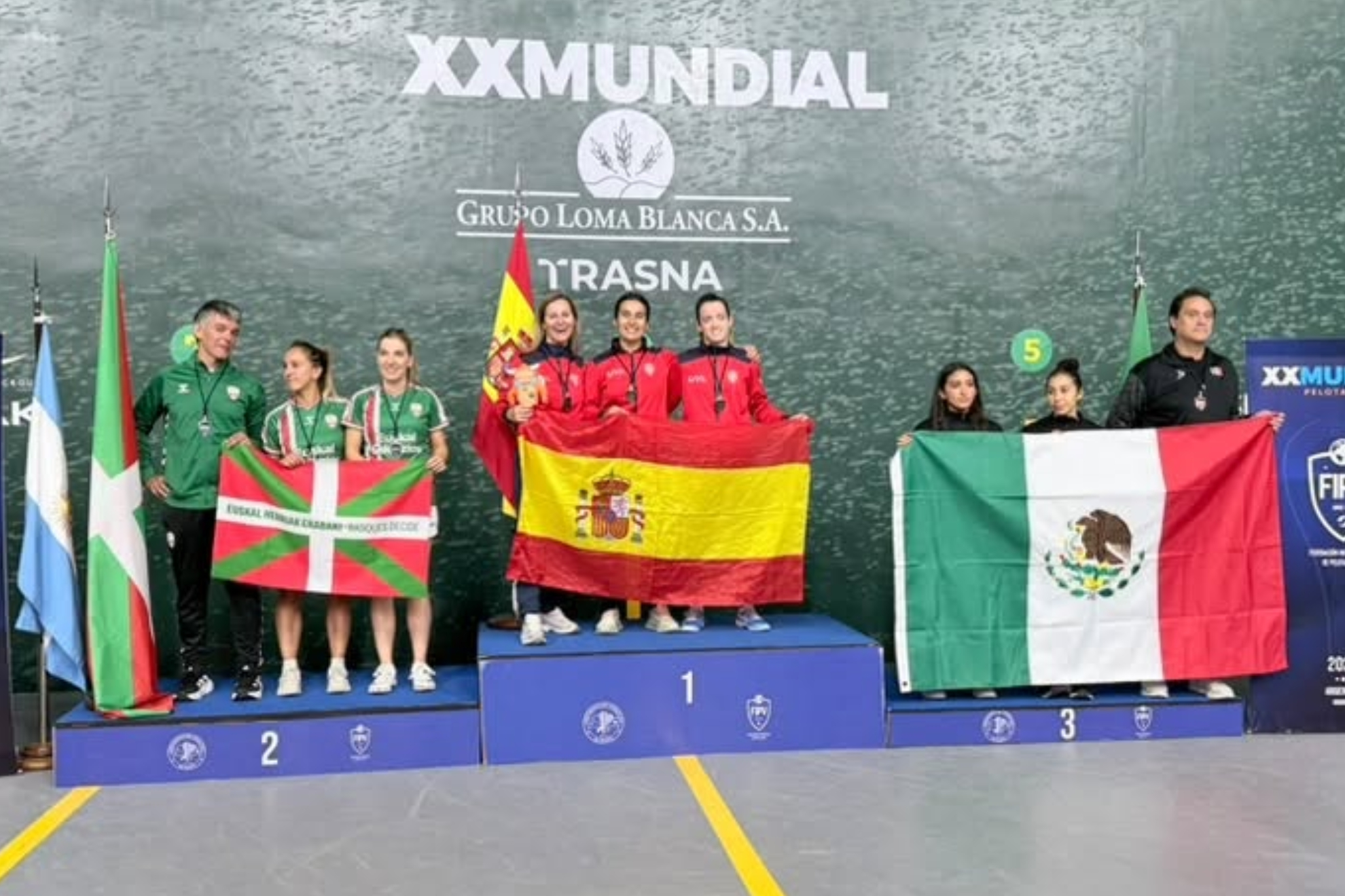 El podio de la paleta goma femenina del Mundial con Españal, primera y Euskadi, segunda. Federación Internacional de Pelota Vasca