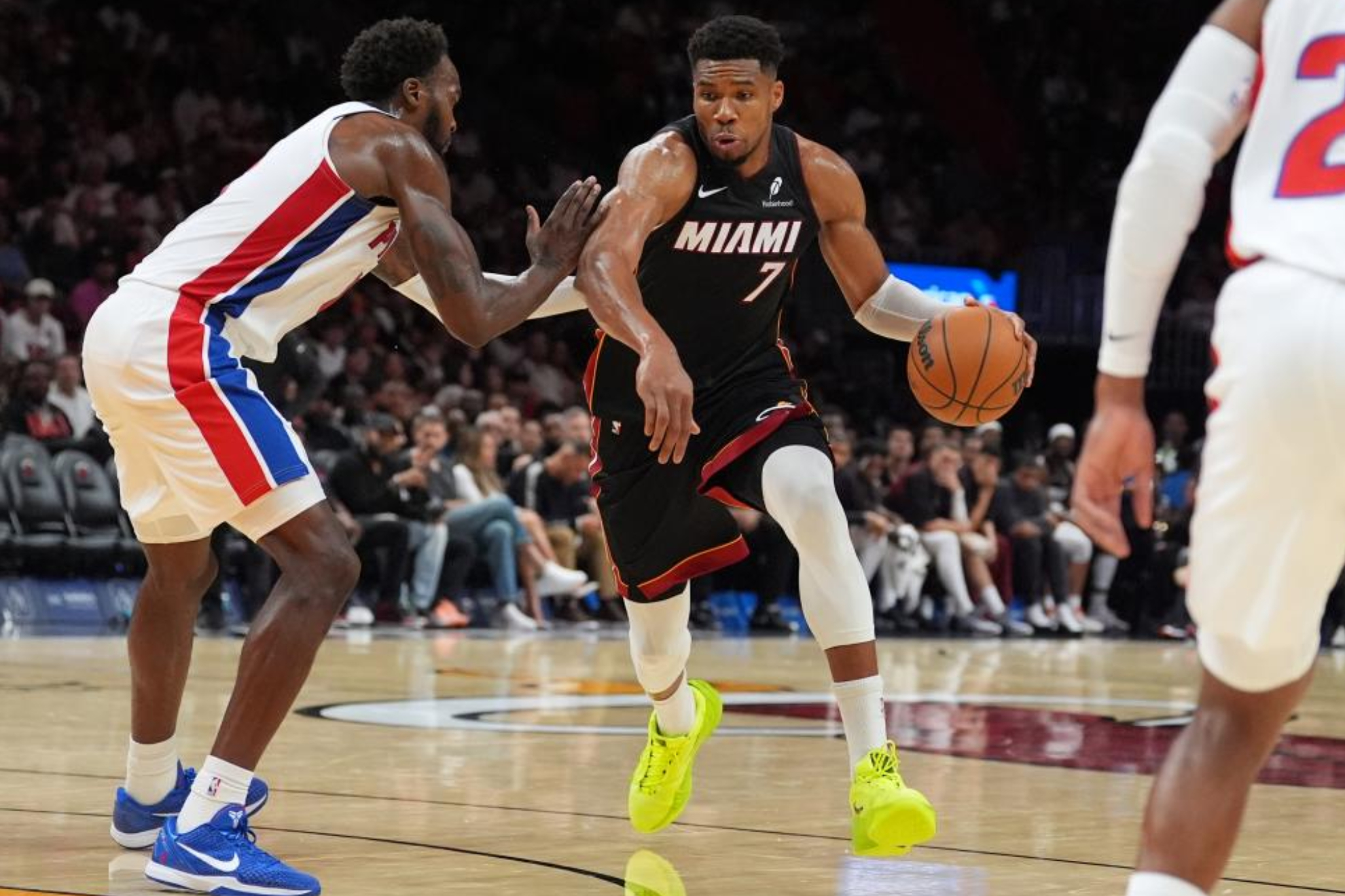 Giannis Antetokounmpo bota el balón ante Paul Reed. LAPRESSE.